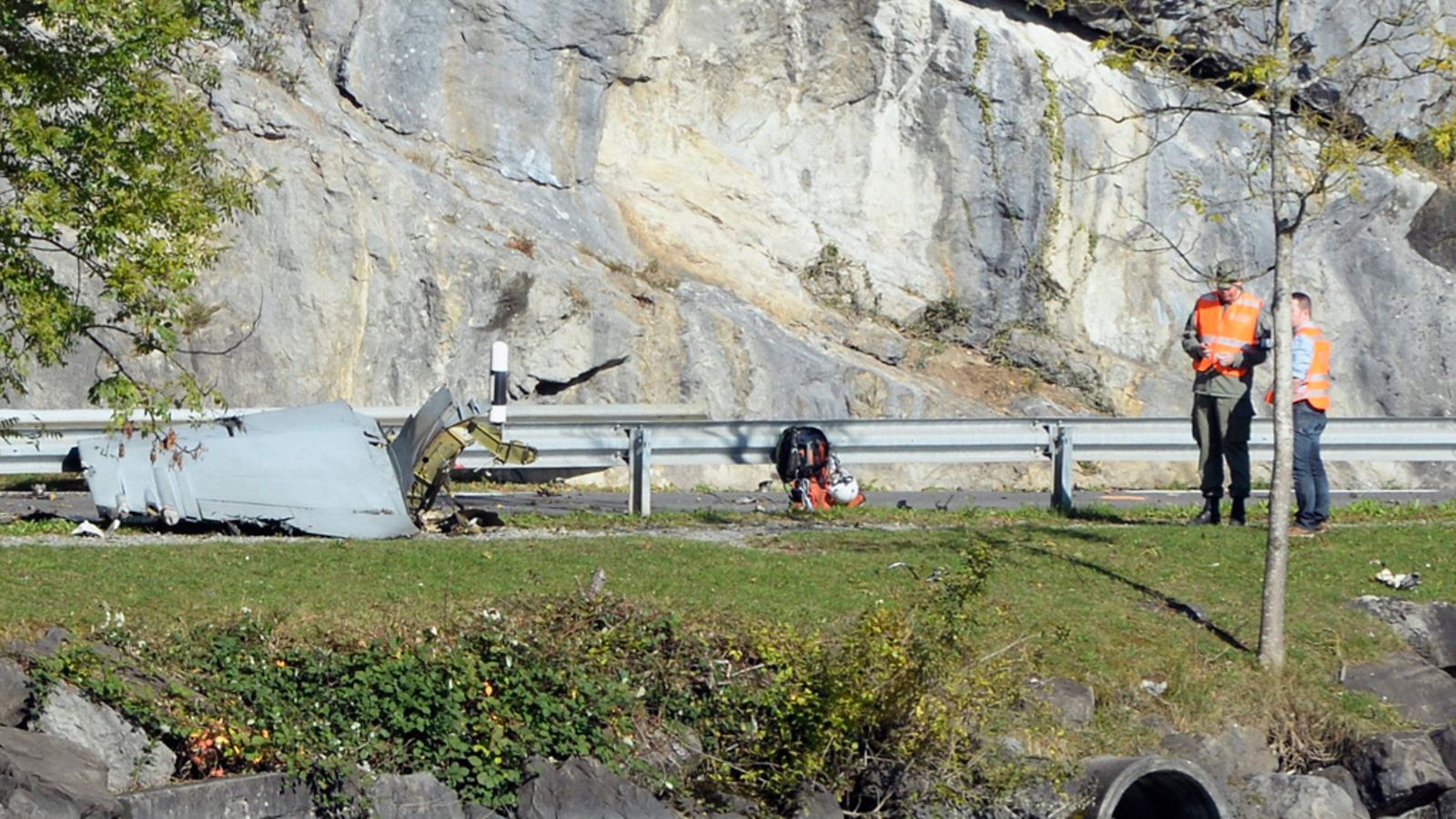 Sveitsin armeijan erikoistutkijat selvittivät hävittäjäturmaa 24. lokakuuta 2013.