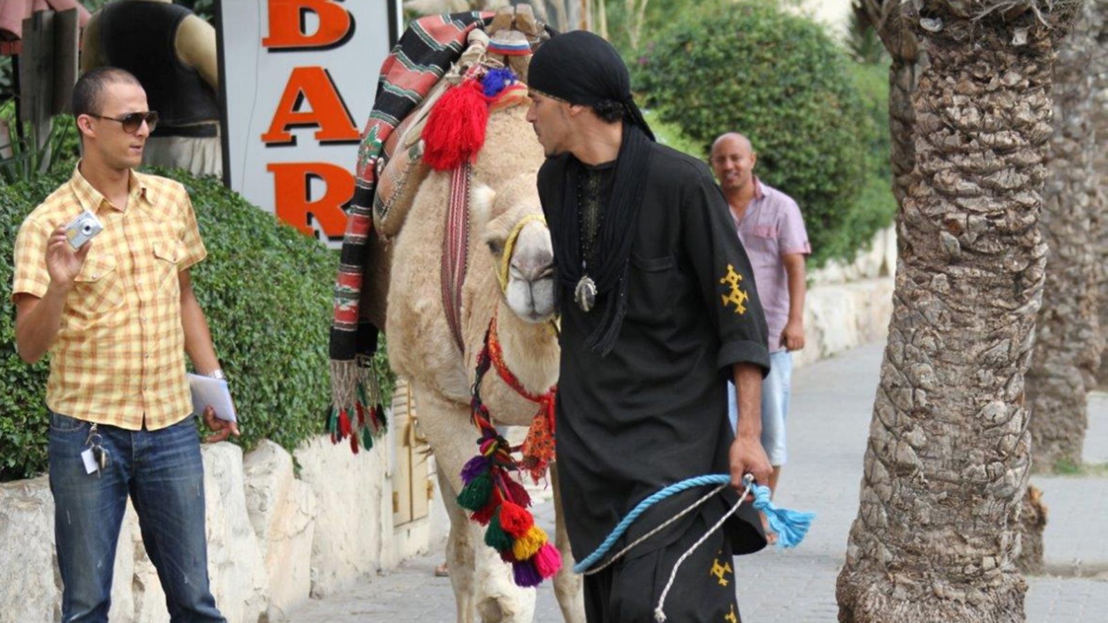 Habib yrittää kaupata turisteille kameliajelua Tunisiassa Hammametin rantakaupungissa.