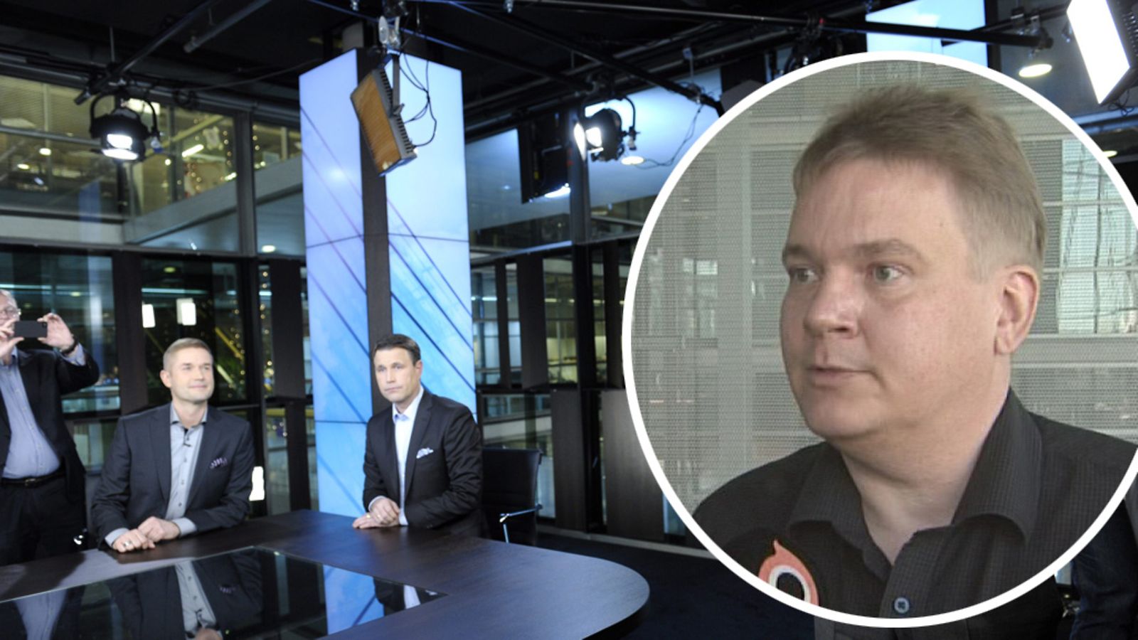 Luottamusmies Tomi Peurakosken mukaan tieto Nelosen uutisten lopettamisesta on otettu uutistoimituksessa vastaan surullisena. Taustalla Nelosen uutisten ankkurit Marco Bjurström (vas.) sekä Mikko Hirvonen joulukuussa 2012.