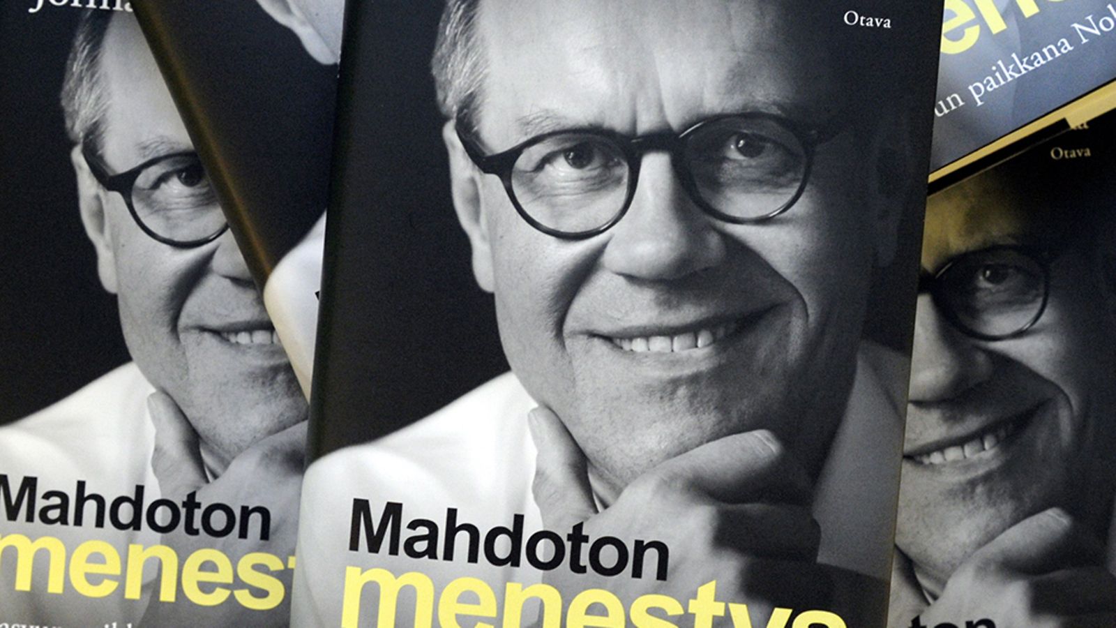 Jorma Ollilan elämäkerta Mahdoton menestys - Kasvun paikkana Nokia kuvattuna Helsingissä 16. lokakuuta 2013. Ollila on kirjoittanut torstaina julkistettavan teoksen yhteistyössä tietokirjailija ja viestintäyrittäjä Harri Saukkomaan kanssa.