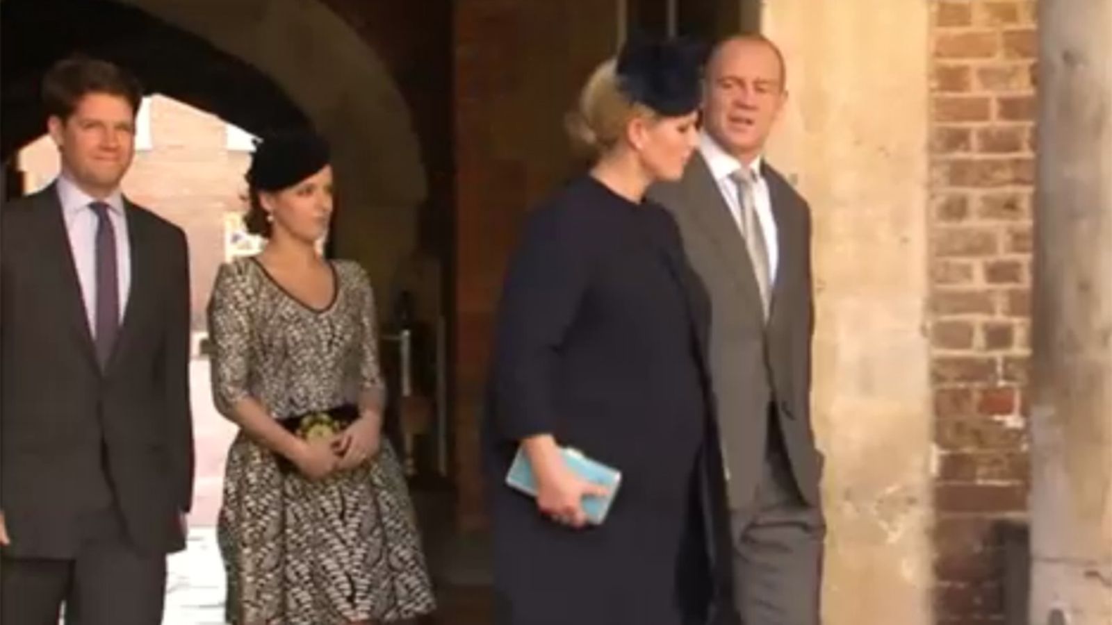 Zara Phillips ja Mike Tindall (edessä) saapuivat ristiäisiin.