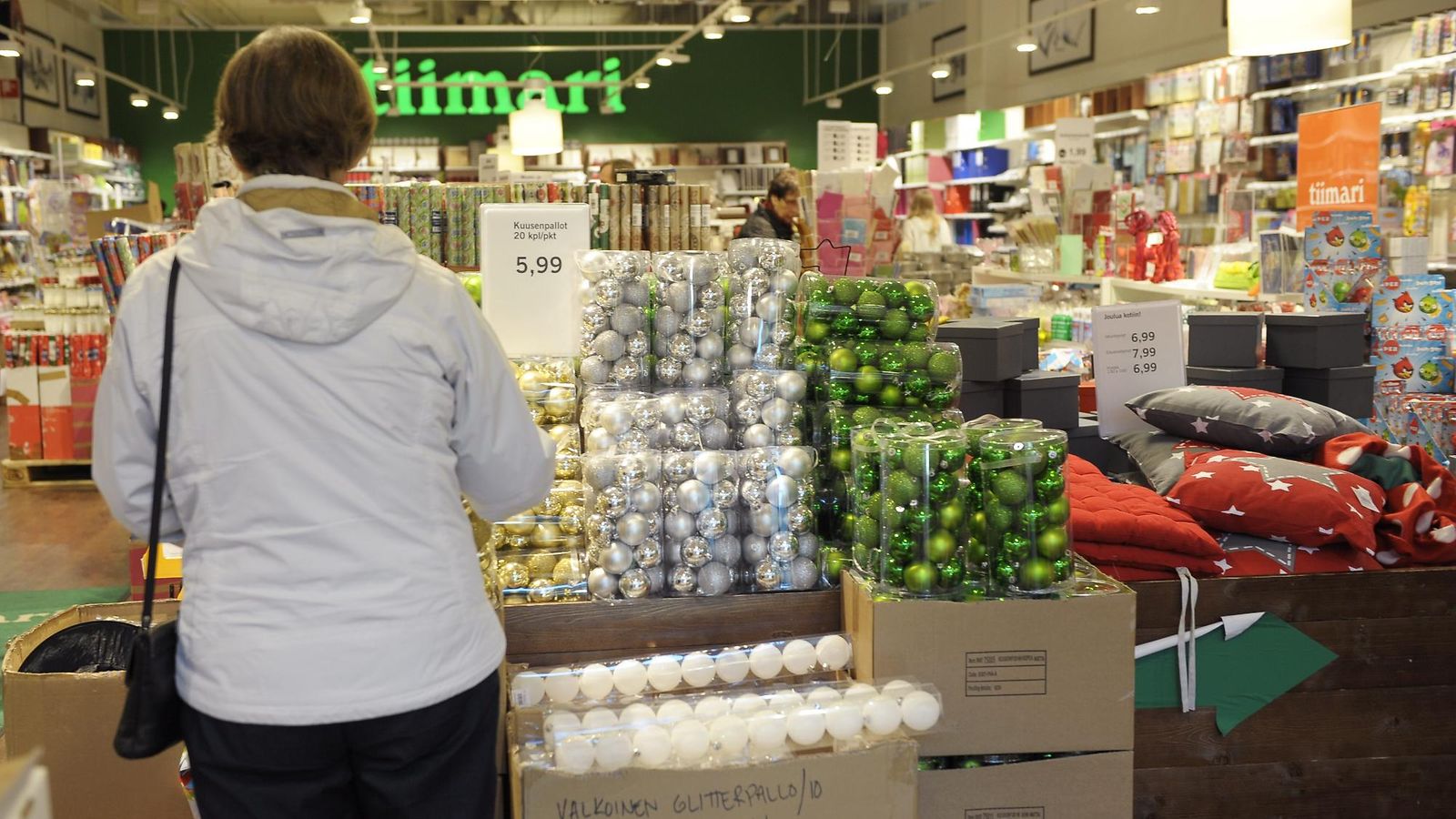 Joulukauppaa kauppakeskus Jumbon Tiimari -liikkeessä Vantaalla 11. marraskuuta 2013.