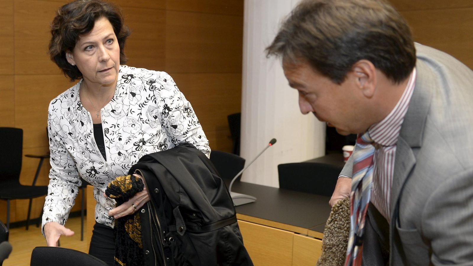AKT:n yhteyspäällikkö Hilkka Ahde ja hänen asianajaja Mika Kivikoski Helsingin käräjäoikeuden oikeussalissa keskiviikkona 13.