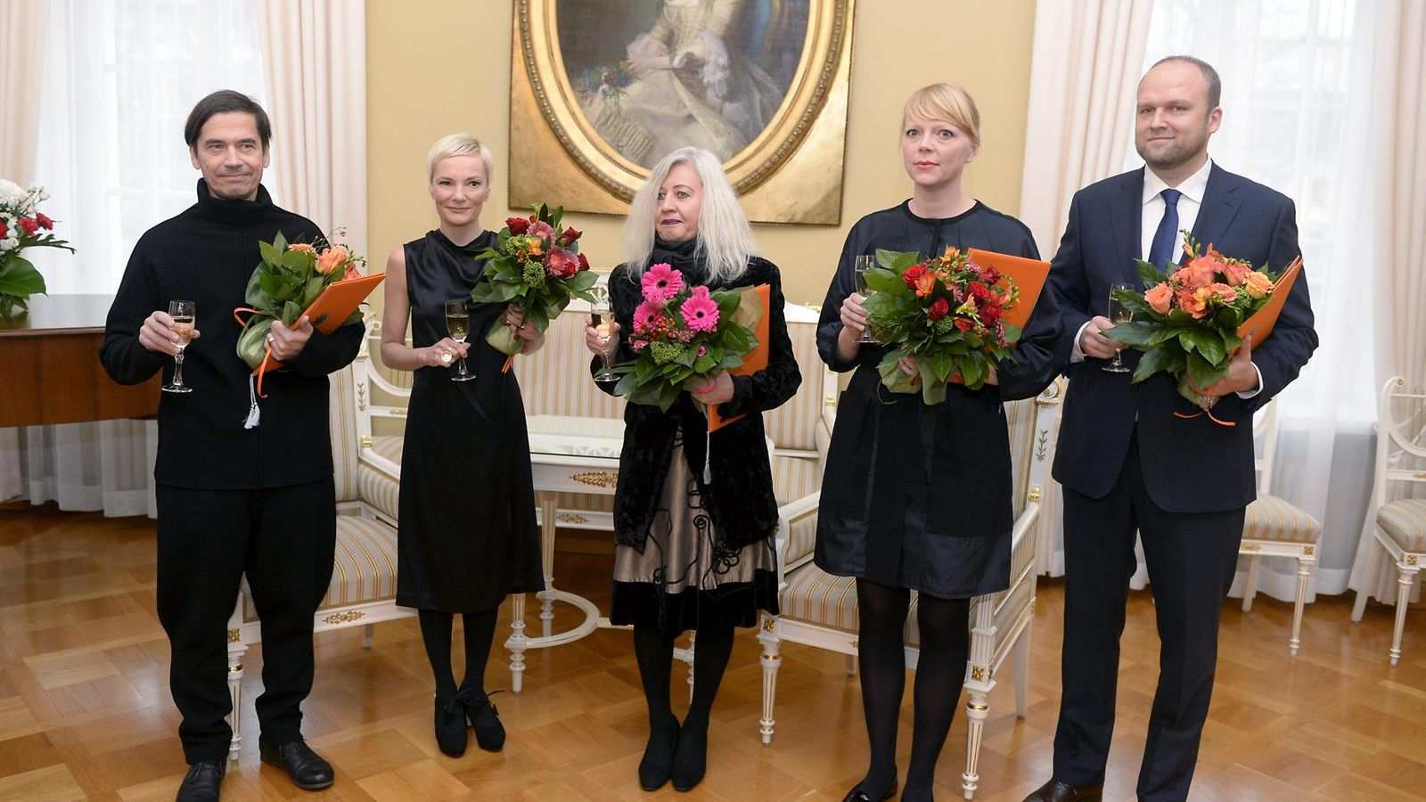 Kulttuuri- ja urheiluministeri Paavo Arhinmäki (ei kuvassa) jakoi arkkitehtuurin, muotoilun ja taiteen valtionpalkinnot Helsingissä perjantaina 15. marraskuuta 2013. Muotoilun valtionpalkinnon sai työpari, kuvataiteilija Aimo Katajamäk (vas)i ja sisustusarkkitehti Pävi Meuronen (2.vas), taiteen valtionpalkinnon sai performanssitaiteilija Irma Optimisti (keskellä), arkkitehtuurin valtionpalkinnon saivat arkkitehdit Selina Anttinen ja Vesa Oiva (oik).
