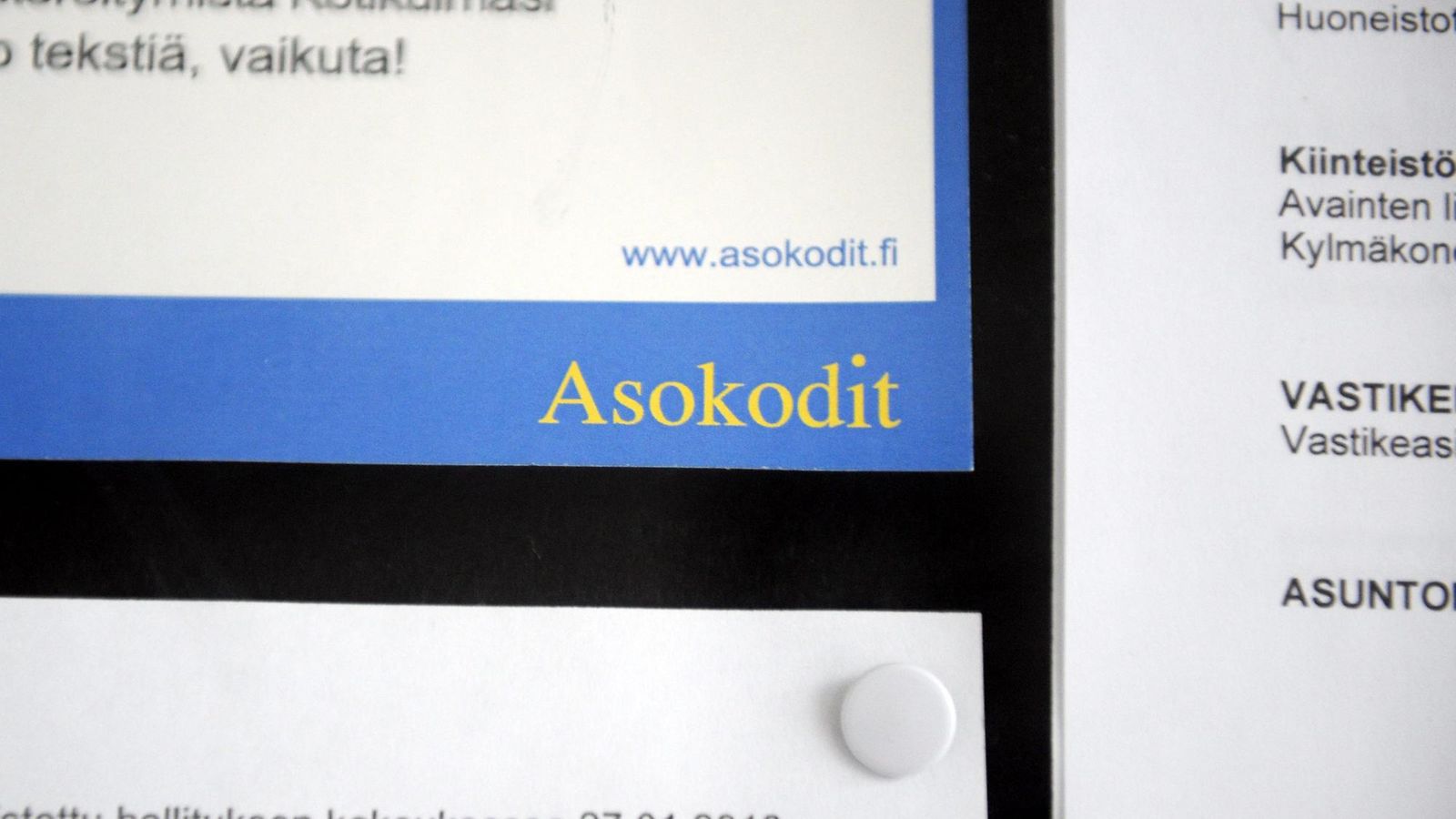 Asokotien asuintalon rappukäytävän ilmoitustaulu  Helsingin Ruoholahdessa 15. marraskuuta 2010.