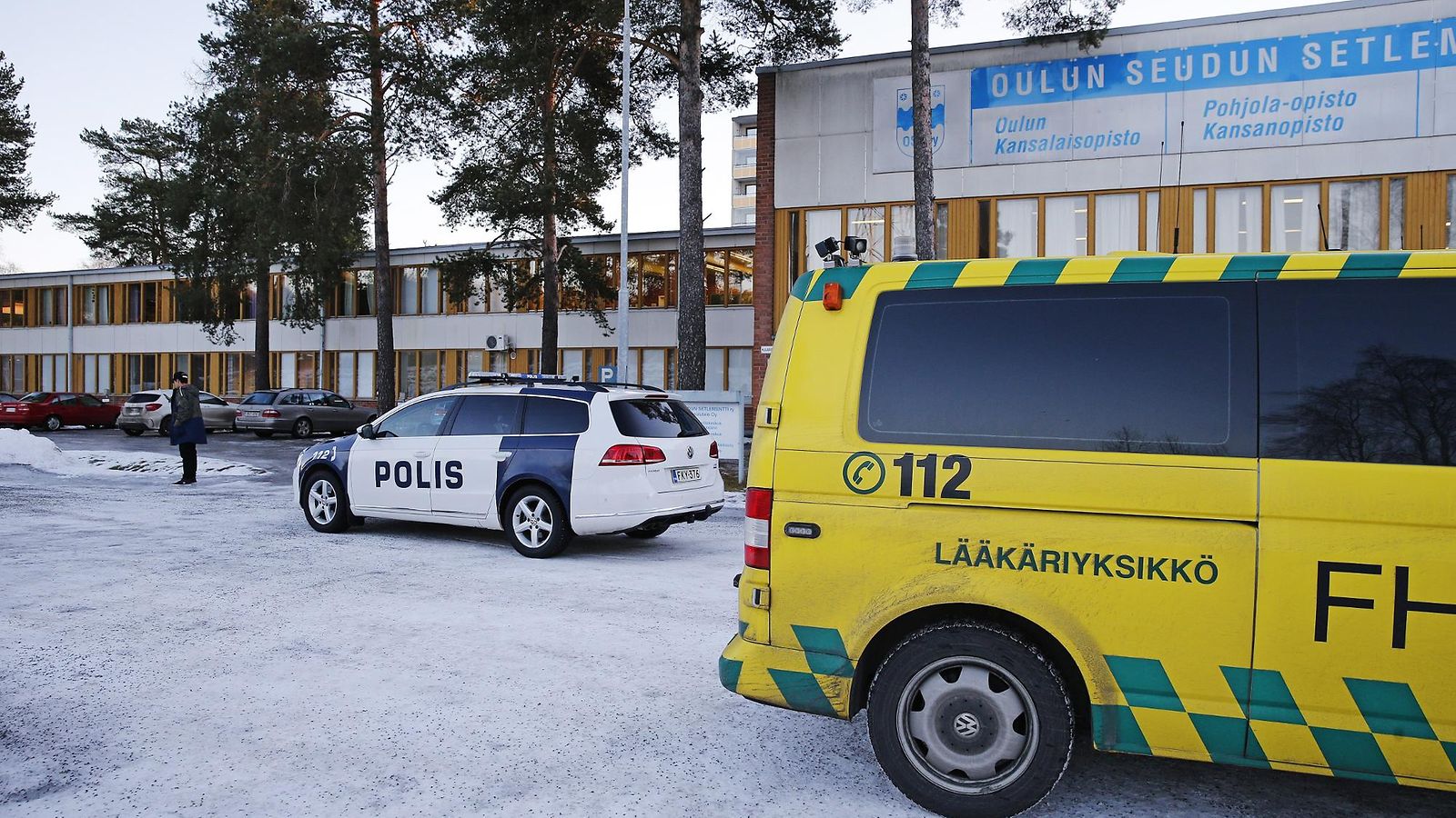 Poliisin ja pelastuslaitoksen autoja Oulun Pohjola-opiston edessä 4. joulukuuta 2013. Poliisi eristi alueen.