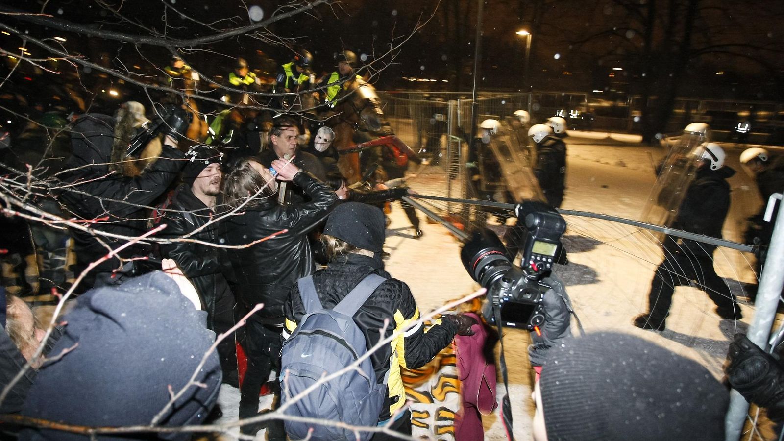 Kiakkovieraita ja mellakkopoliiseja Tampereella 6. joulukuuta 2013.