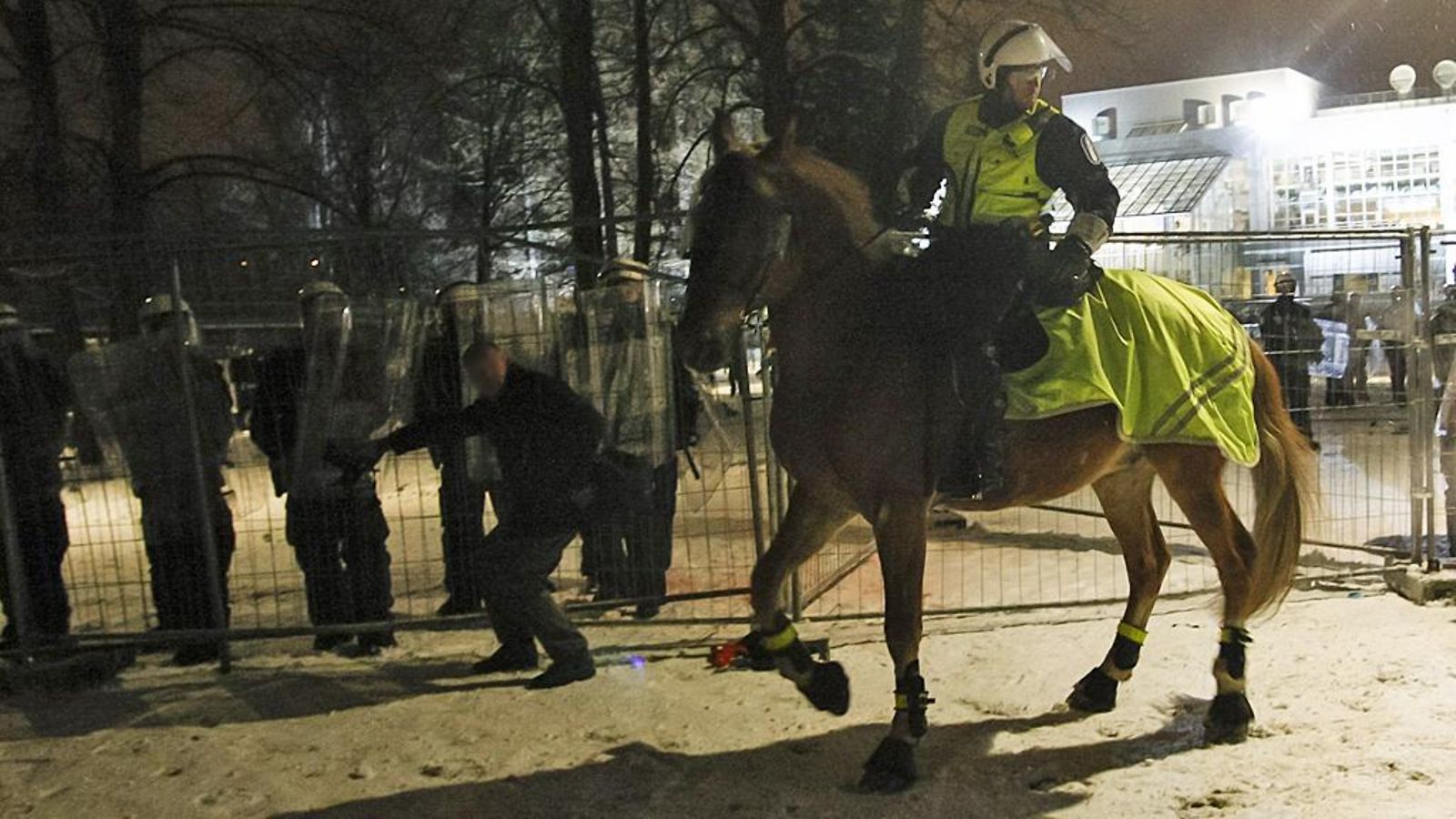 Ratsupoliisi ja kiakkovieraiden mielenosoittajia Tampere-talon edustalla Tampereella itsenäisyyspäivänä 6. joulukuuta 2013.