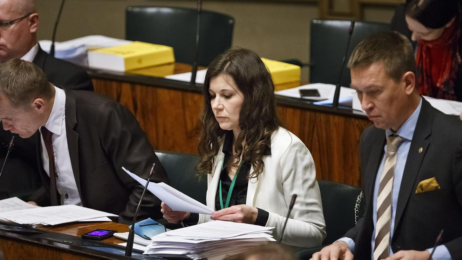 Perussuomalaisten Arja Juvonen ja Tom Packalen (oik.) eduskunnan täysistunnossa Helsingissä 10. joulukuuta 2013.