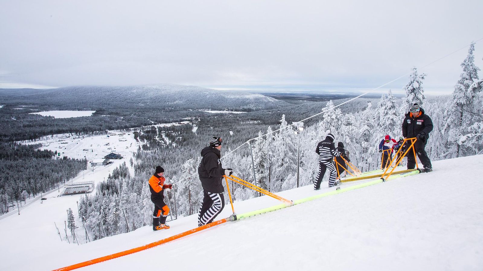 Kuvassa rinnehenkilökuntaa Levi Blackilla keskiviikkona 6. marraskuuta 2013. Laskettelu, Levi