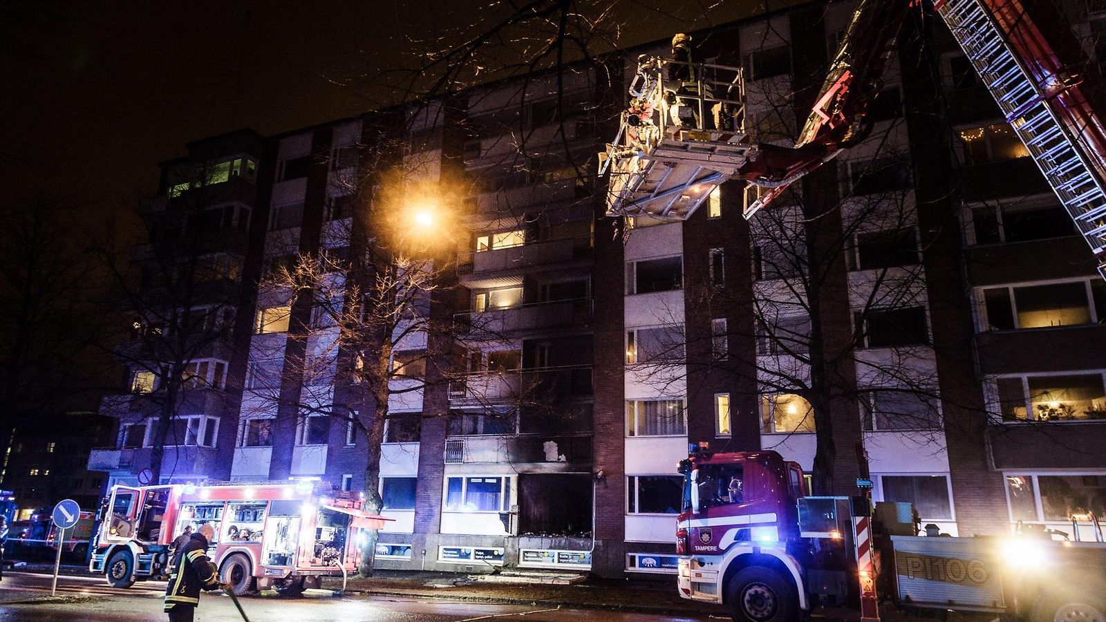 Pelastuslaitos jälkisammutti kerrostalopaloa Tampereen Yliopistonkadulla 30. joulukuuta 2013.