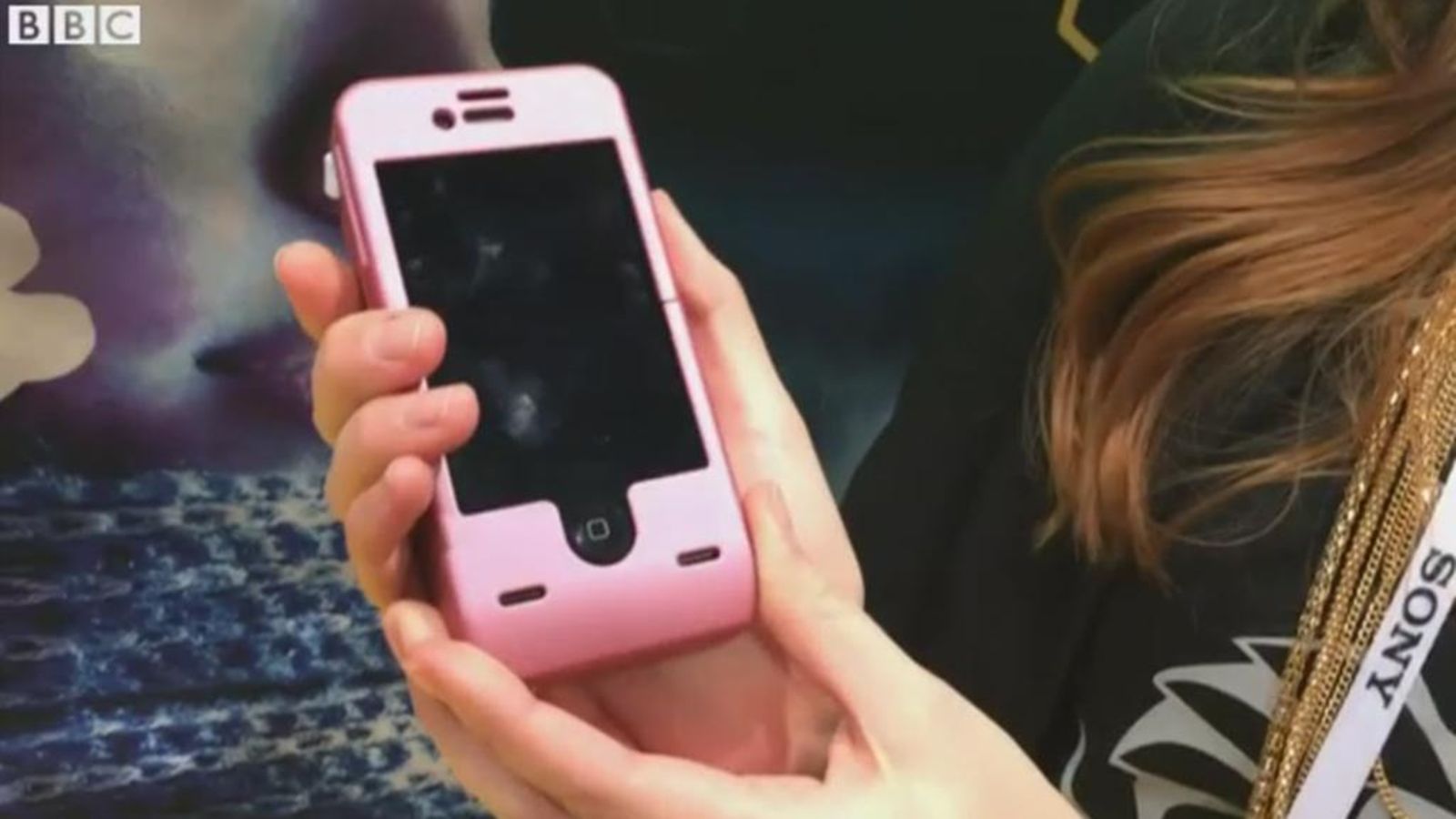 iPhoneen asennettava suojakuori, joka toimii tainnutusaseena. Kuvakaappaus BBC:n nettivideosta