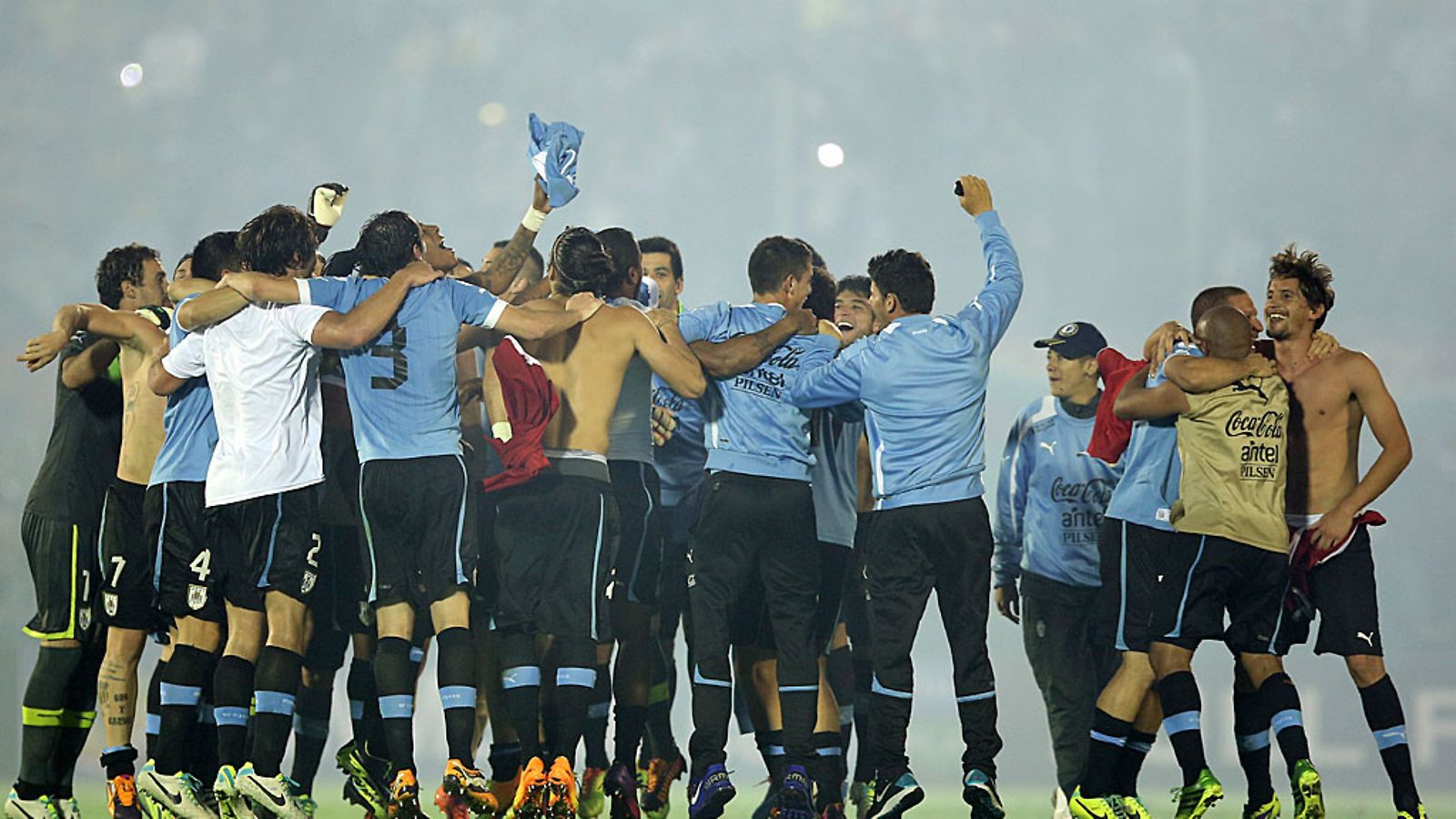 Uruguayn pelaajat juhlivat MM-paikkaa