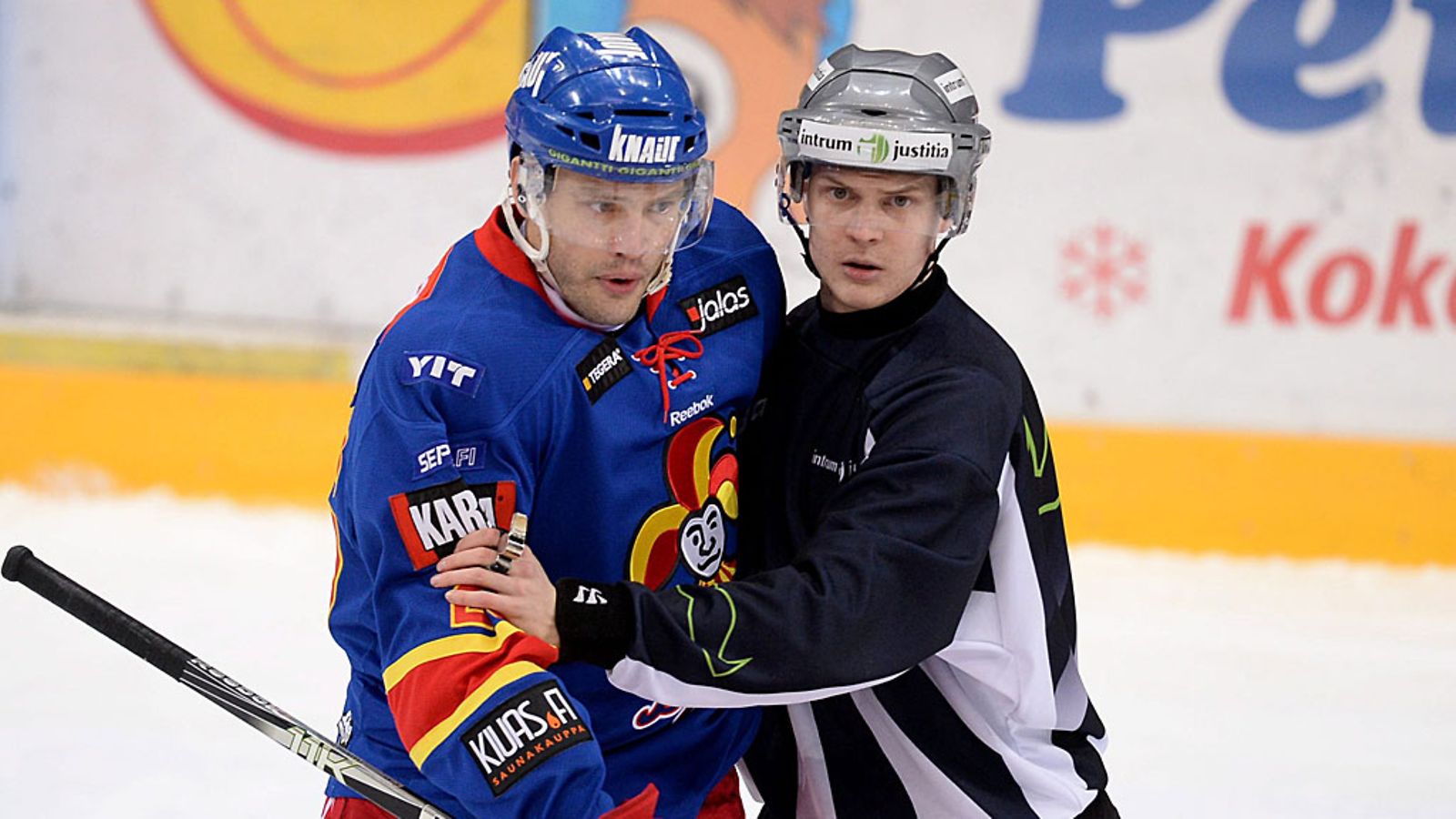 Jarkko Ruutua ohjataan jäähykoppiin.