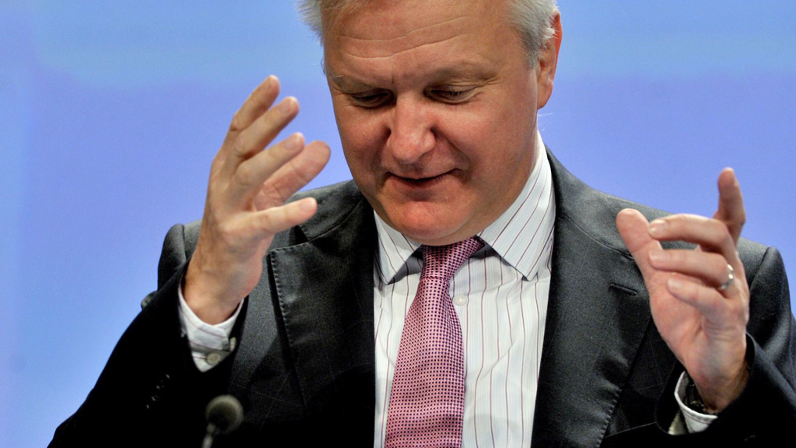 Olli Rehn ruoski Suomen velkaantumista Brysselissä.
