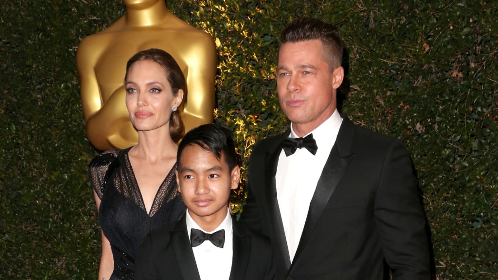 Angelina, Brad ja 12-vuotias Maddox gaalatunnelmissa.