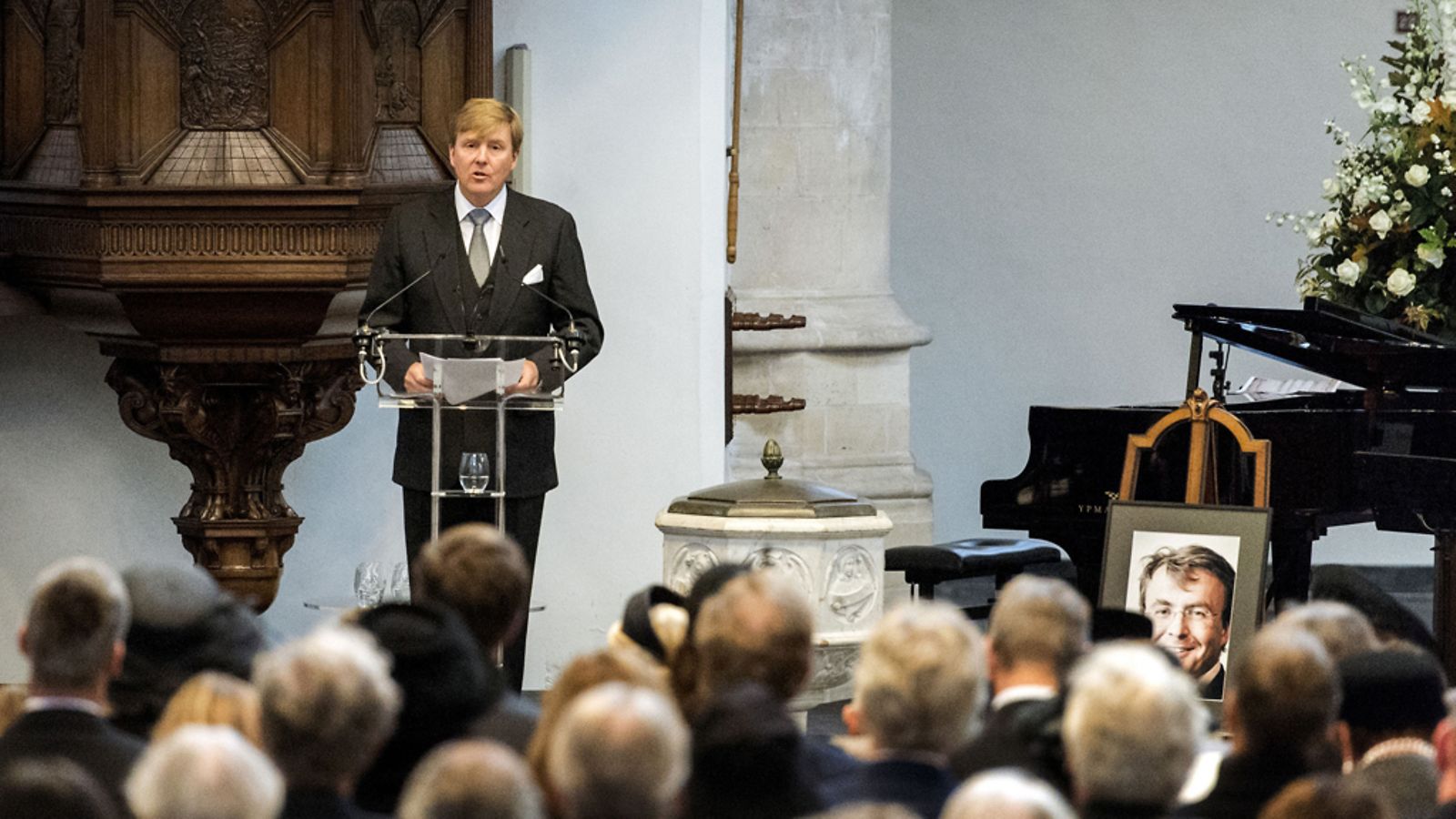 Kuningas Willem-Alexander piti puheen kirkossa.