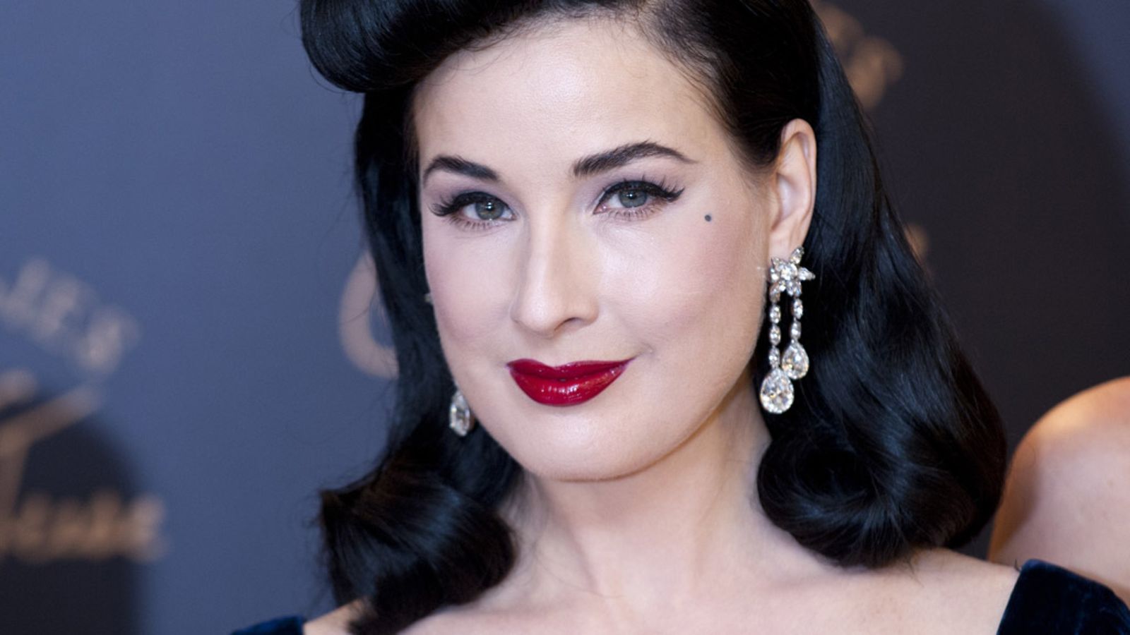 Marraskuu 2012: Dita Von Teese alusvaatemallistoansa edustamassa.