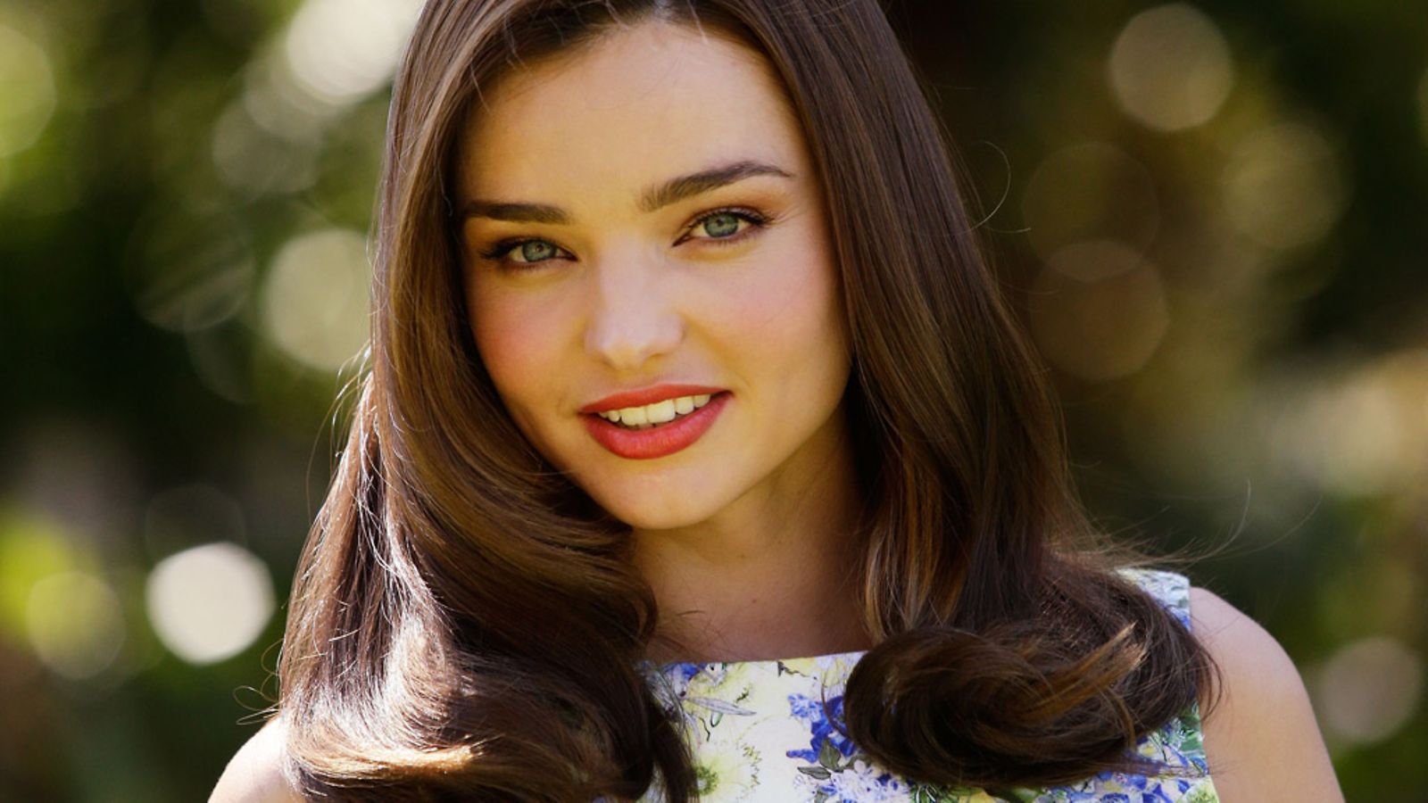 Syyskuu 2012: Miranda Kerr mainostaa hiustenhoitotuotteita Australiassa.