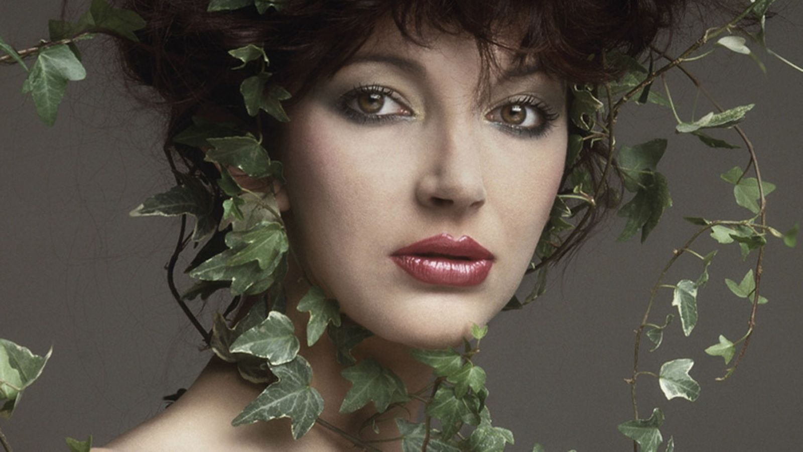 Kate Bush Kate Bush ja musiikin lumo -kirjan kannessa.