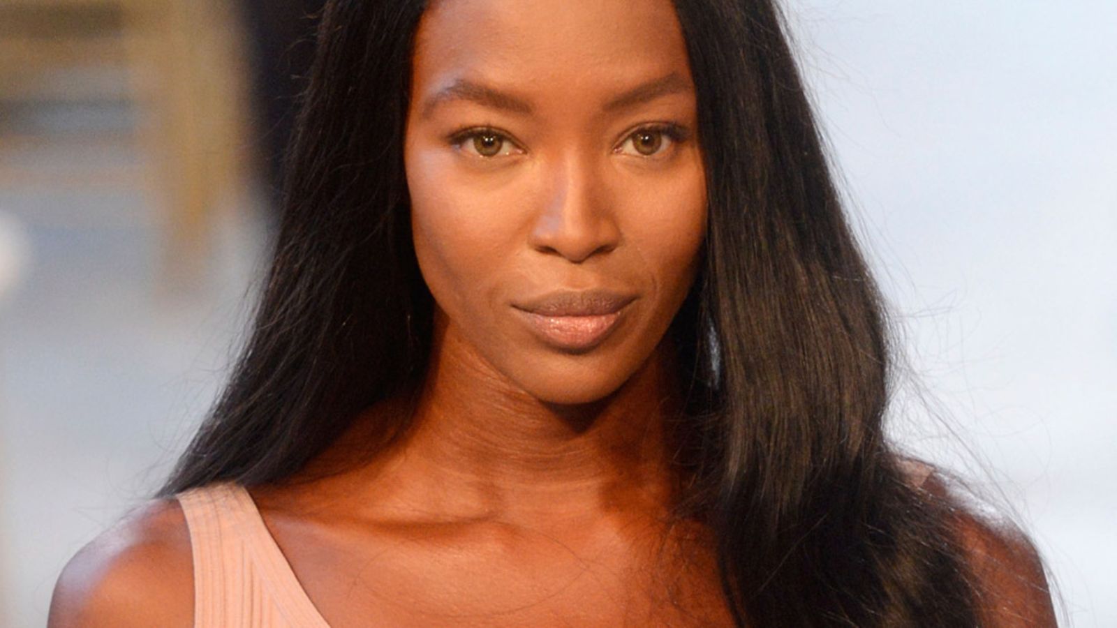 Huippumalli Naomi Campbell Zac Posenin muotinäytöksen mallina.