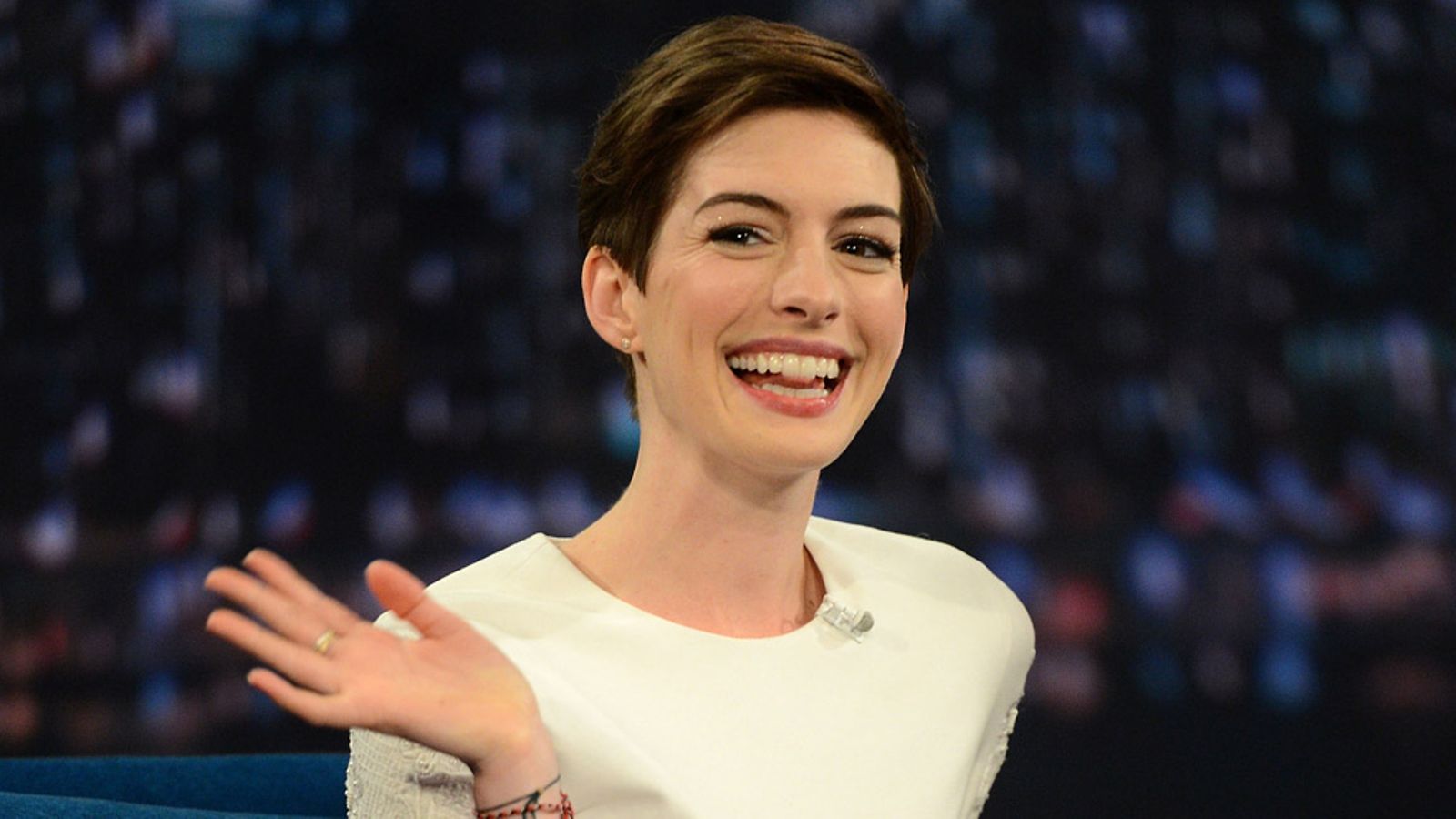 11.12.2012: Anne Hathaway vieraili Late Night With Jimmy Fallon -ohjelmassa.