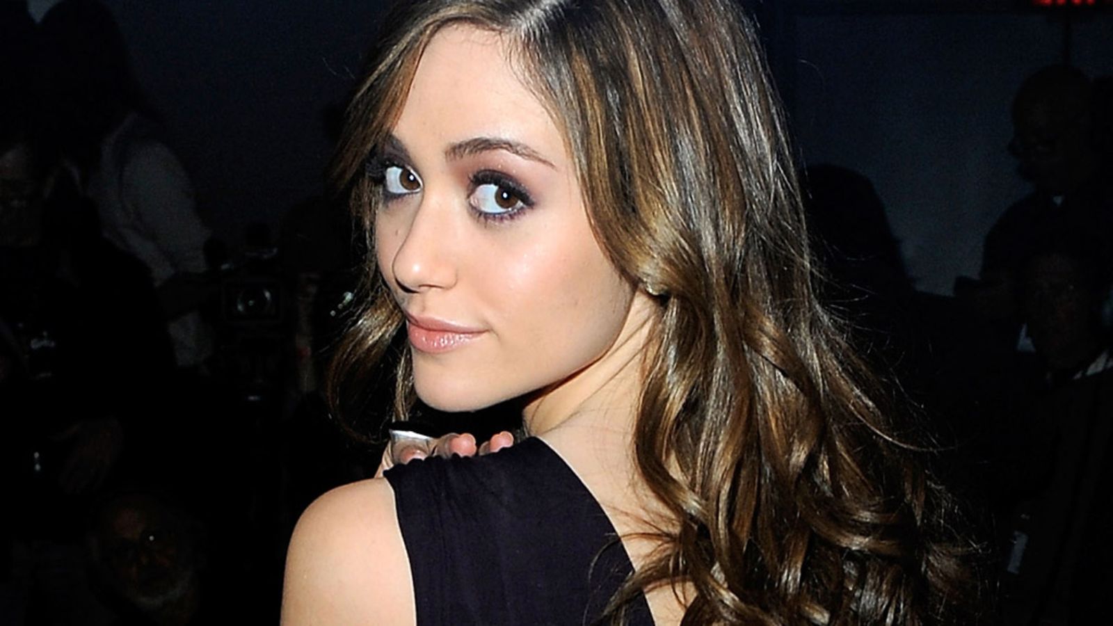 13.2.2012: Näyttelijätär Emmy Rossum Donna Karanin muotinäytöksessä.
