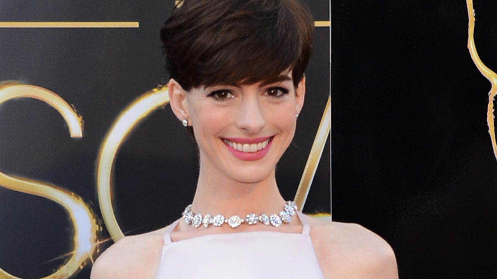 Anne Hathaway Pradan puvussa