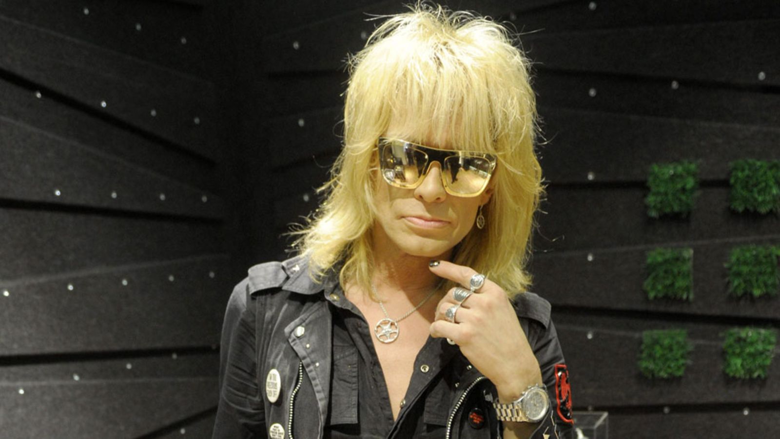 Pitkän linjan rockmuusikko Michael Monroe oli esittelemässä Kalevala Korun kanssa tehtyjä A Star All Heart -korusarjan koruja lanseeraustilaisuudessa Helsingissä tiistaina 9. huhtikuuta 2013.