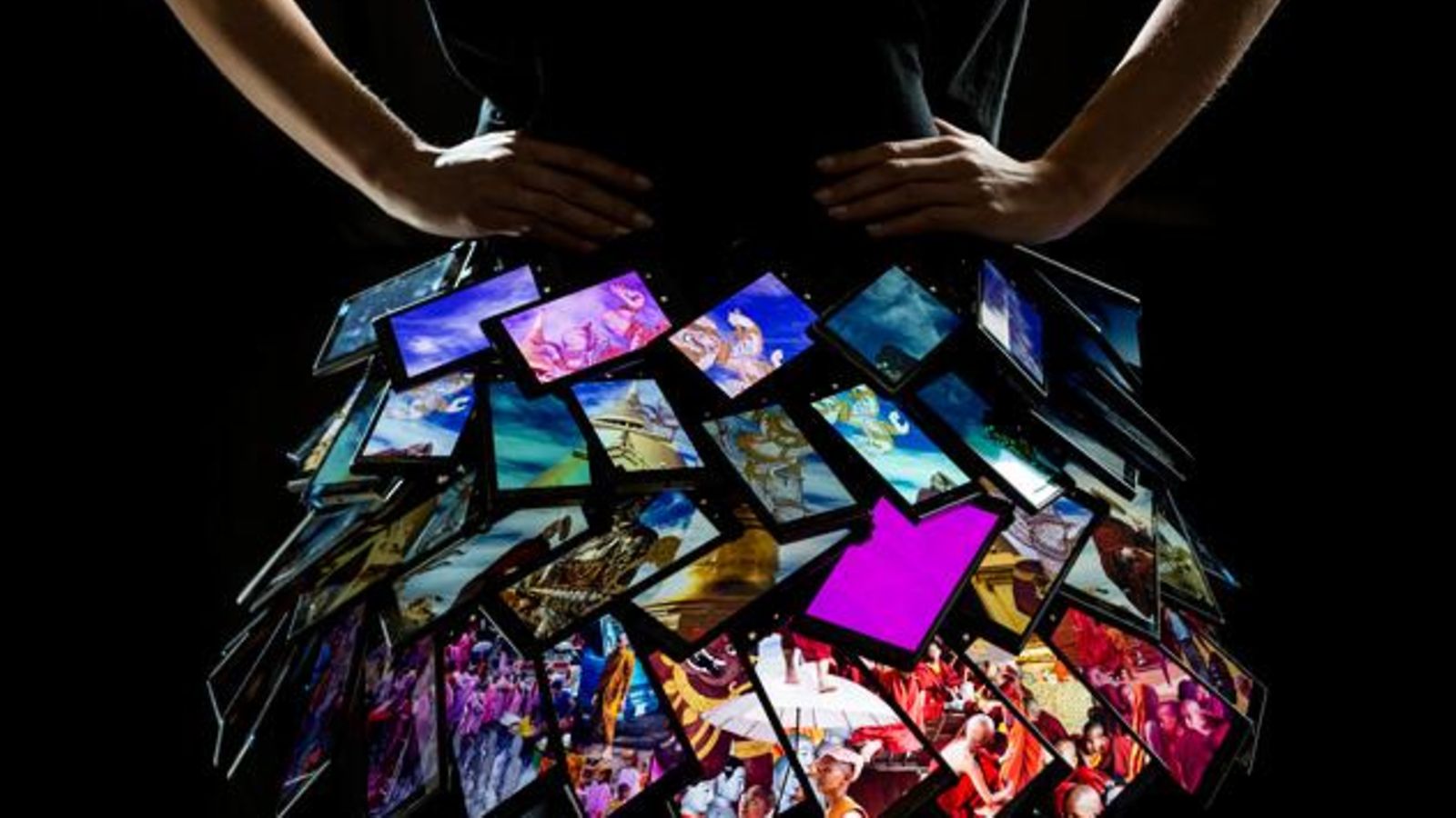 Lumia 1520 -kännyköistä tehty hame. Kuvakaappaus Nokian Twitter-sivuilta.