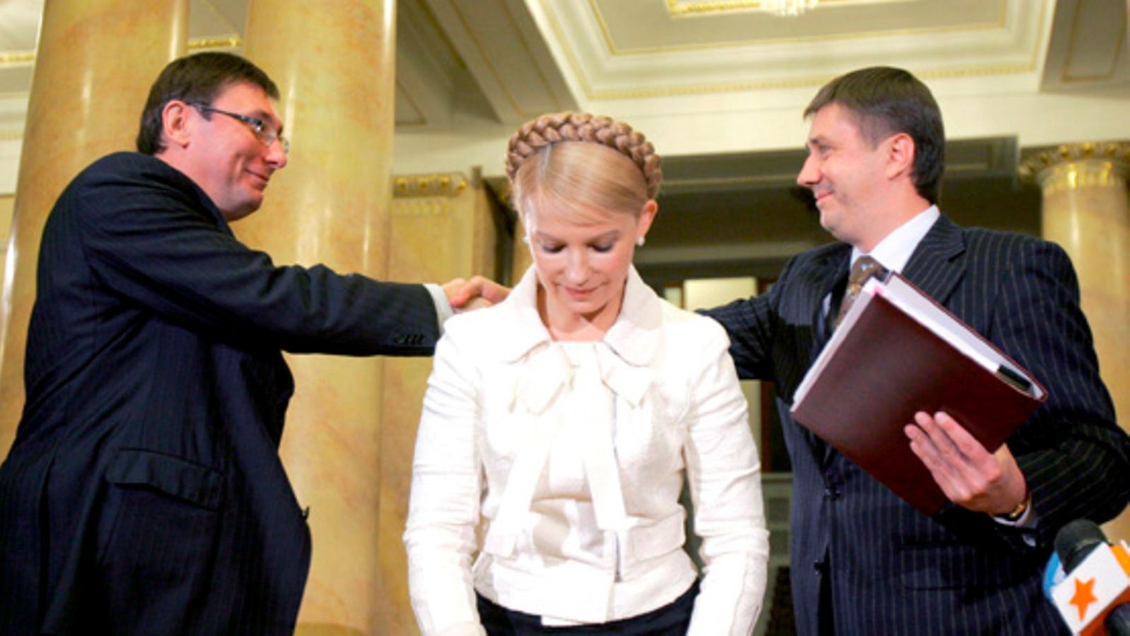 Ukrainan sisäministeri Juri Lutsenko (vasemmalla) pyysi pääministeri Julia Tymoshenkolta eroa 12. toukokuuta 2009, koska hänen riehumisensa Frankfurtin kansainvälisellä lentokentällä johti poliittiseen kohuun.