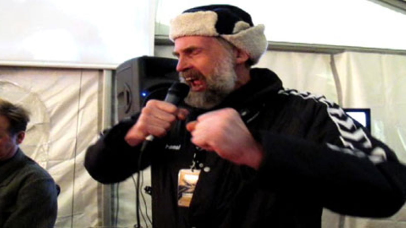Juha  Mieto debytoi laulajana Puijon maailmancupin VIP-teltassa tiistaina 9. maaliskuuta 2010.