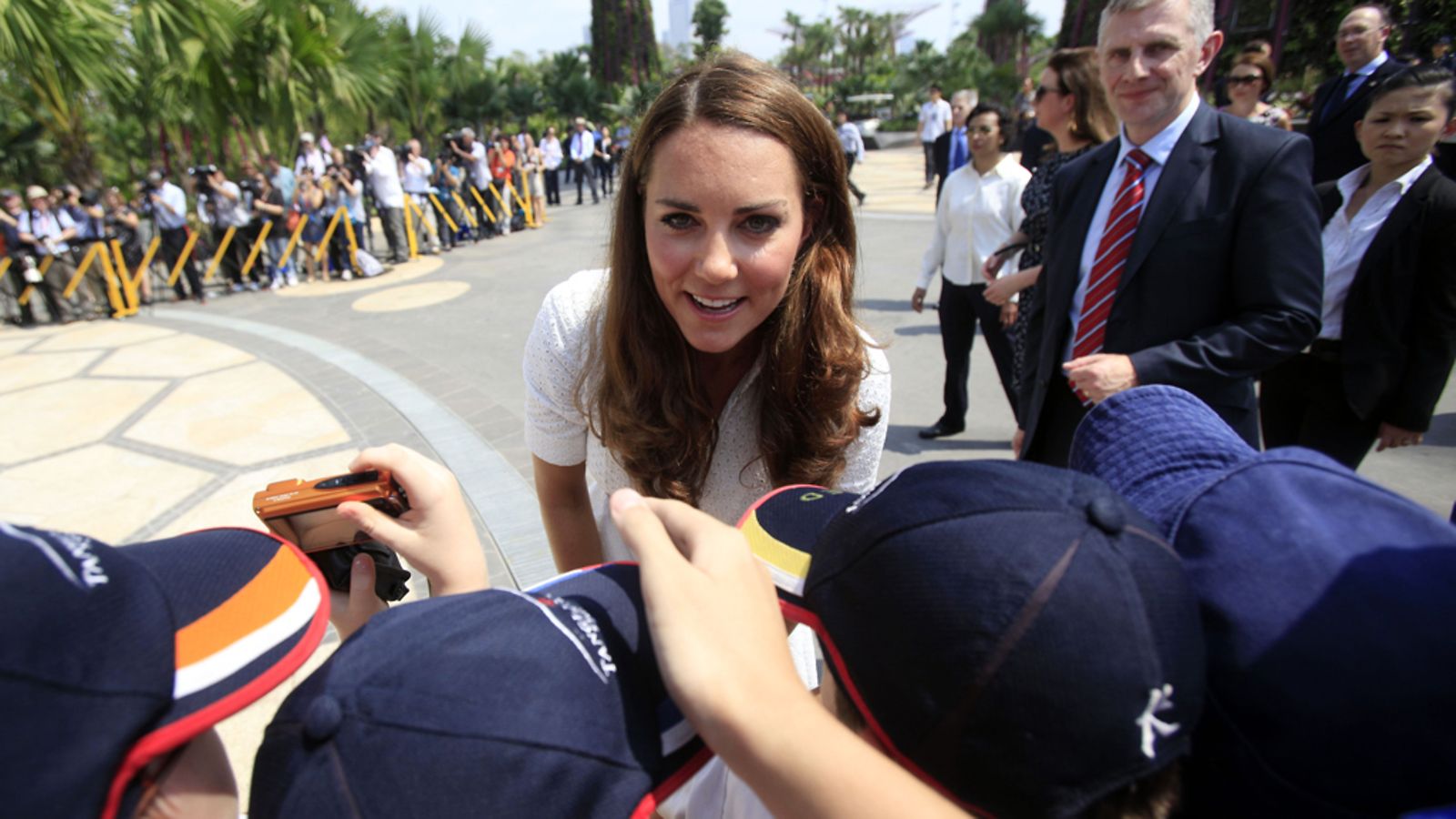 Kate tapasi paikallisia Singaporen vierailulla 12. syyskuuta.