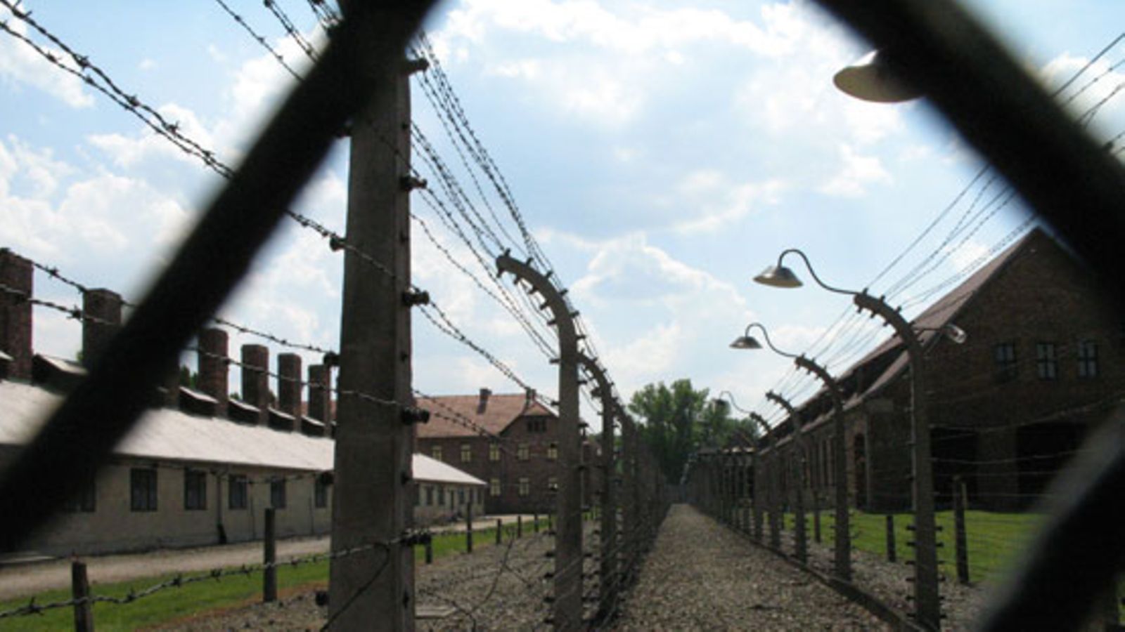 Auschwitz Birkenau -keskitysleirimuseo Oswiecimissä, 13.5.2008. Kuvassa Auschwitzin keskitysleiriä ympäröiviä sähköistettyjä piikkilanka-aitoja.