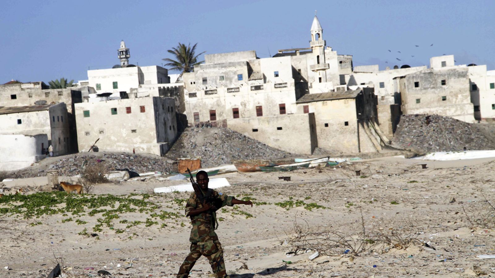 Sotilas kävelee Markan kaupungissa Somaliassa.