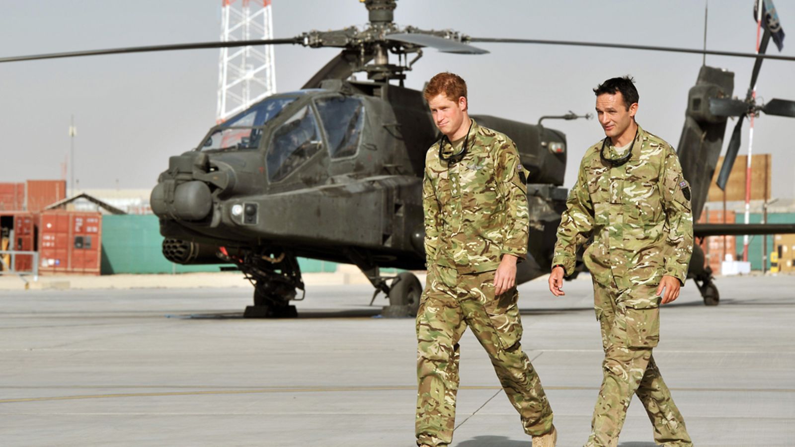 Prinssi Harry lentää Afganistanissa Apache-taisteluhelikopteria.