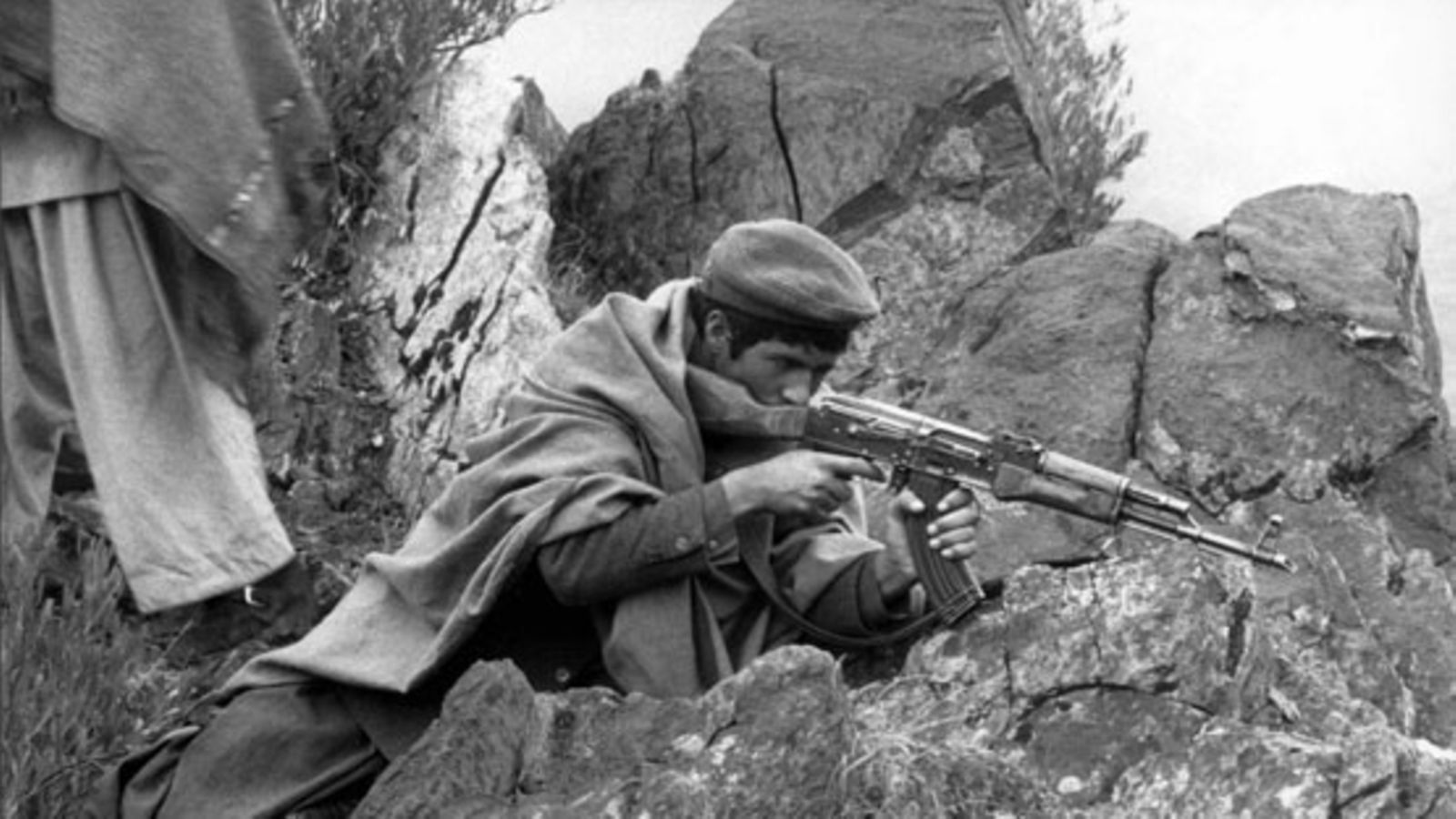 Afgaanitaistelija Kalashnikov-aseen kanssa vuonna 1980. (Lehtikuva)