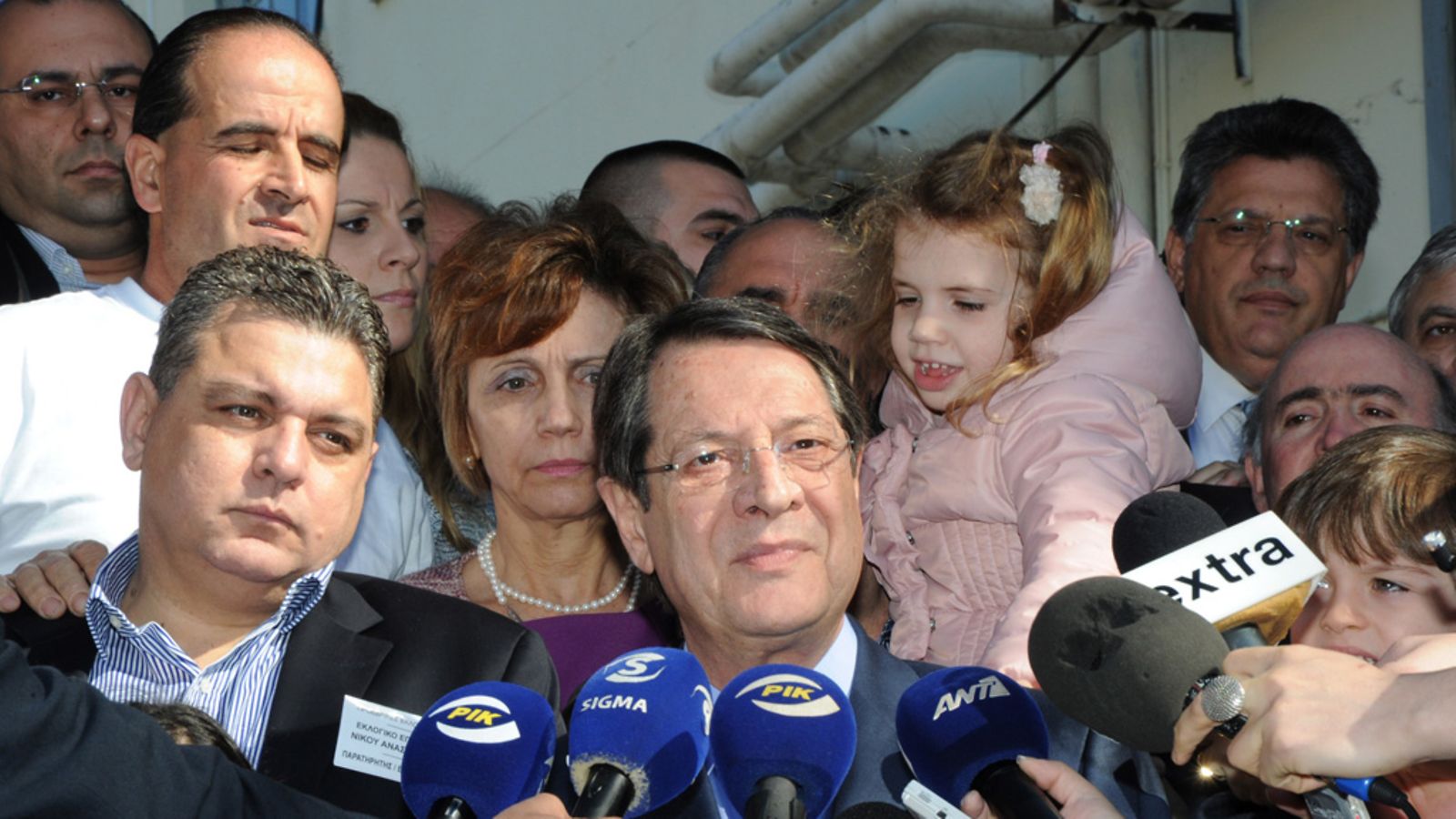 Kyproksenkreikkalaisten oikeisto-opposition johtaja Nikos Anastasiades näyttäisi voittavan presidentinvaalit jo ensimmäisellä kierroksella.