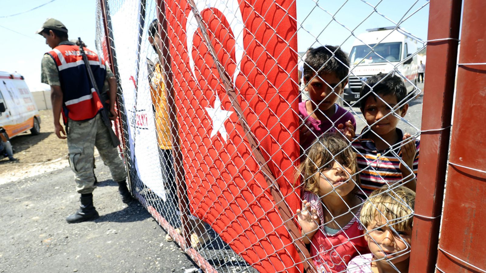 Syyrialaisia pakolaislapsia Punaisen puolikuun ylläpitämällä leirillä Turkissa Boynuyogun kylässä 18. kesäkuuta 2011. (EPA)