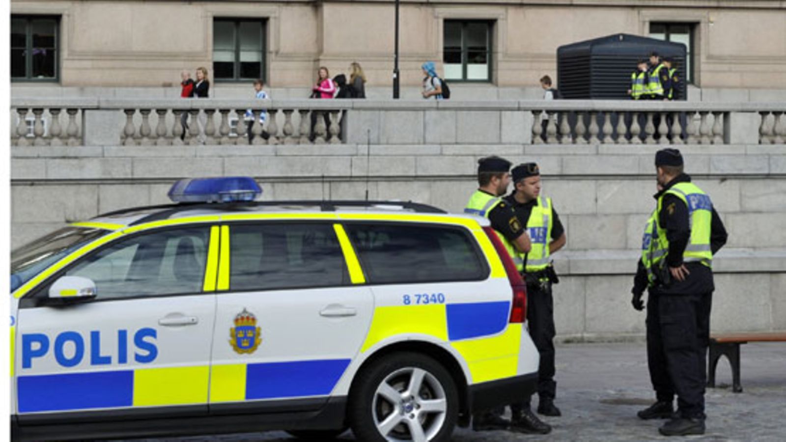 Ruotsin poliisi vahtii parlamenttitalon edessä Tukholmassa.