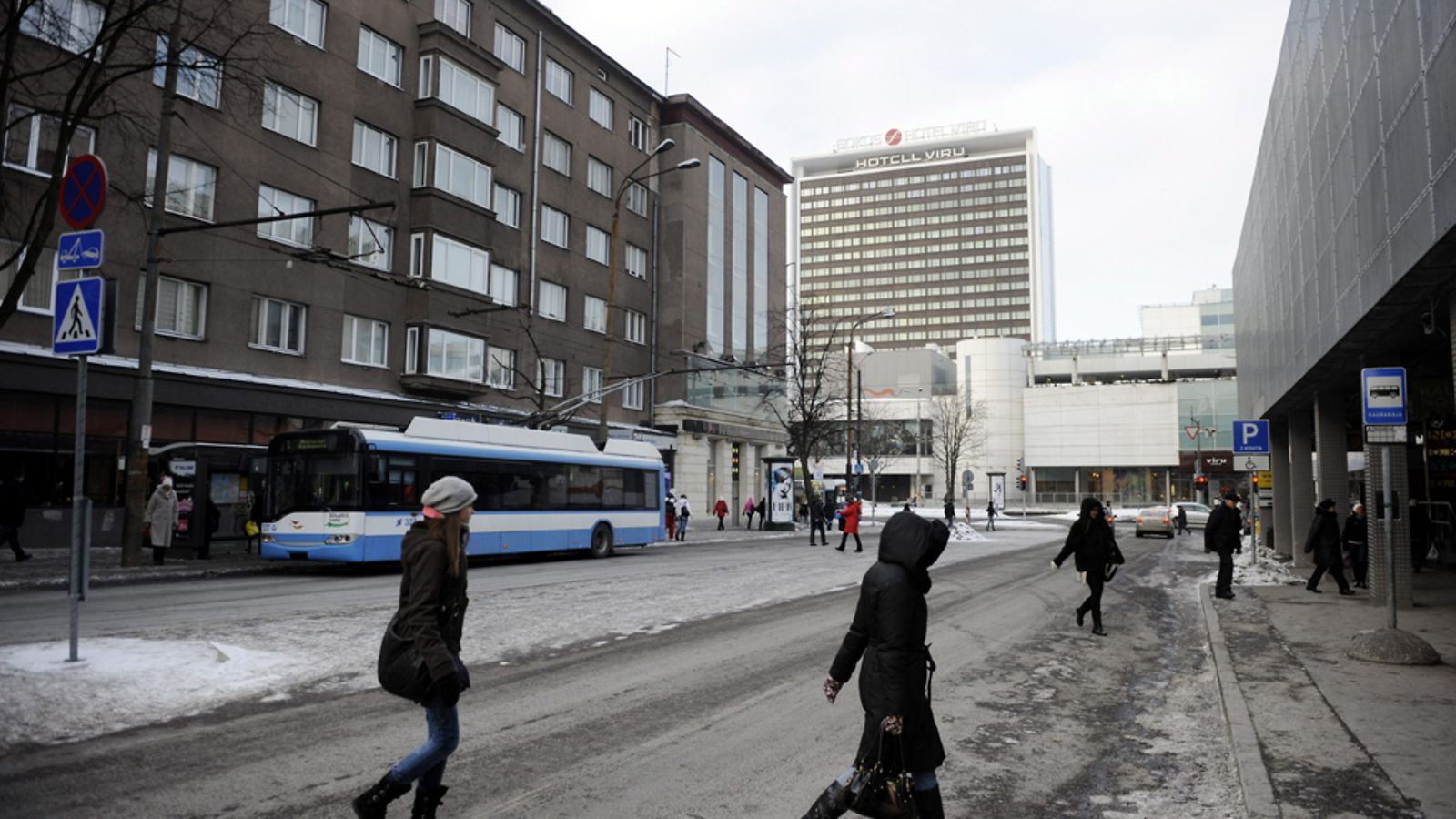Ihmisiä bussipysäkillä Tallinnassa 22. helmikuuta 2011.
