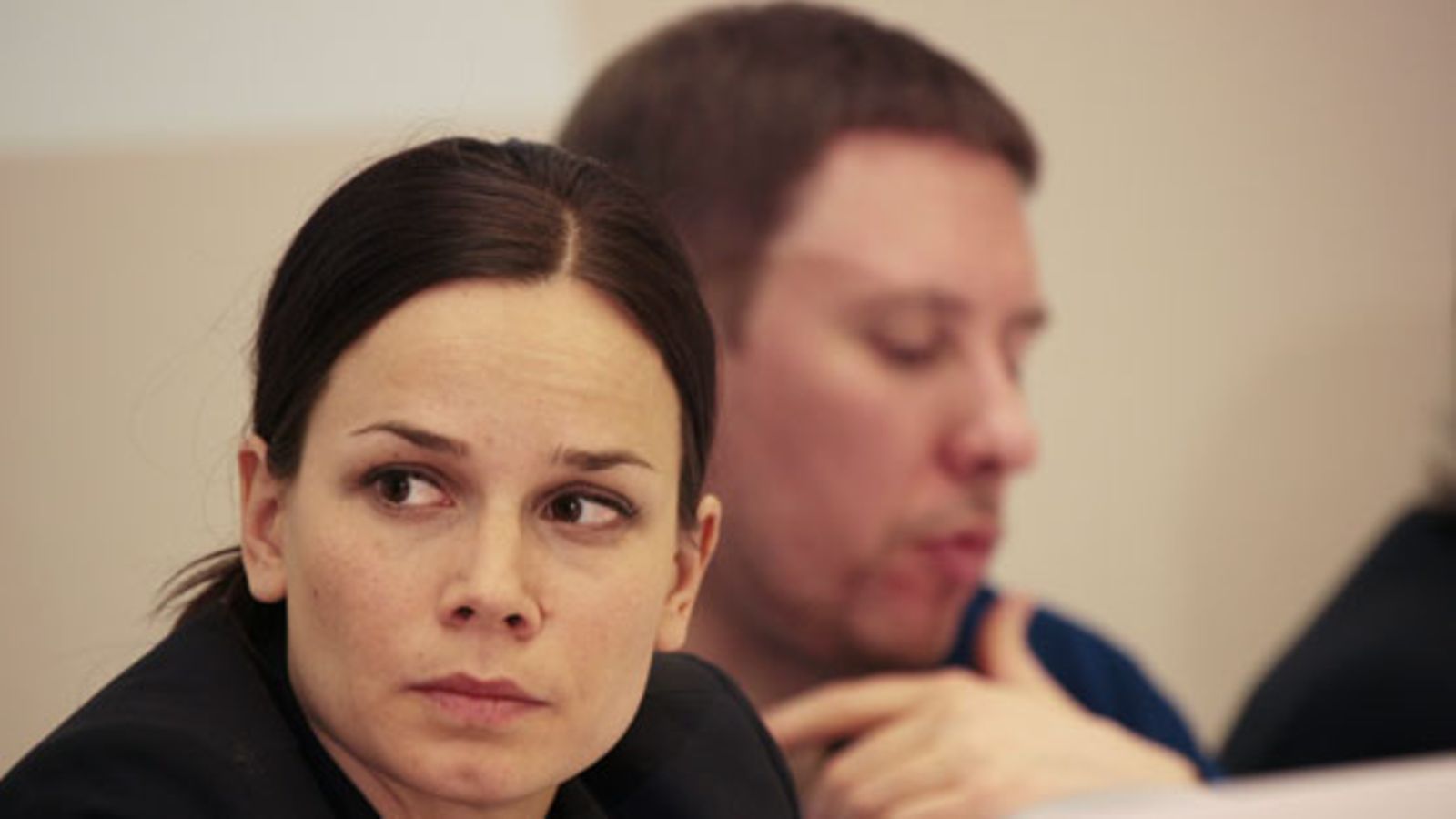 Vihreiden Mari Puoskari ja vasemmiston Paavo Arhinmäki paneelikeskustelussa talouden, työllisyyden ja hyvinvointiyhteiskunnan haasteista Helsingissä 16. maaliskuuta 2011.