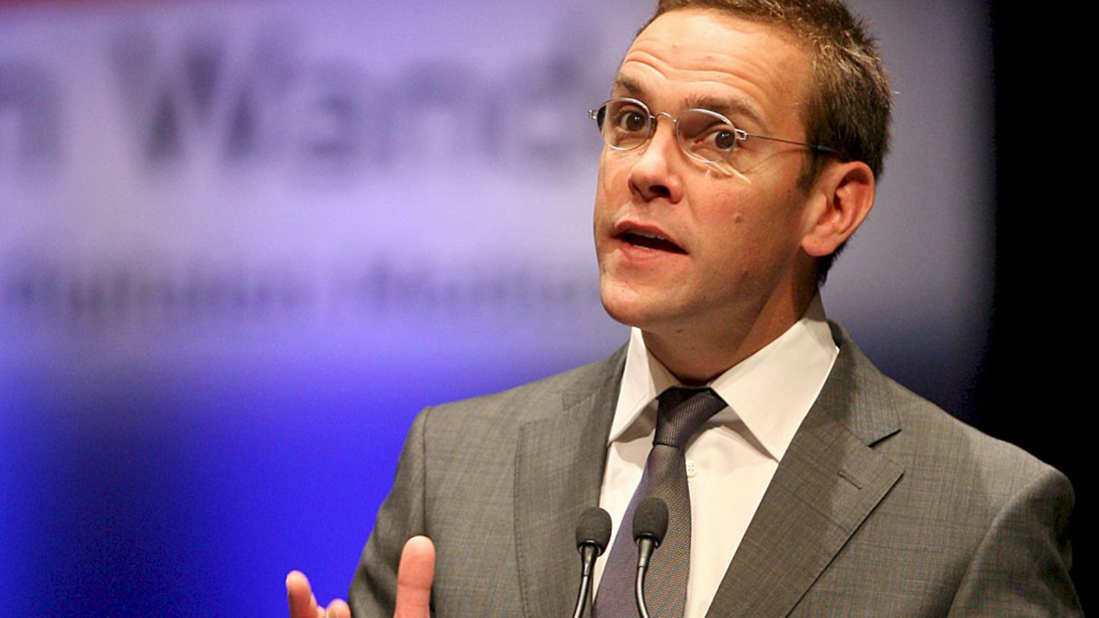 James Murdoch kertoi News of the Worldin lakkauttamisesta.