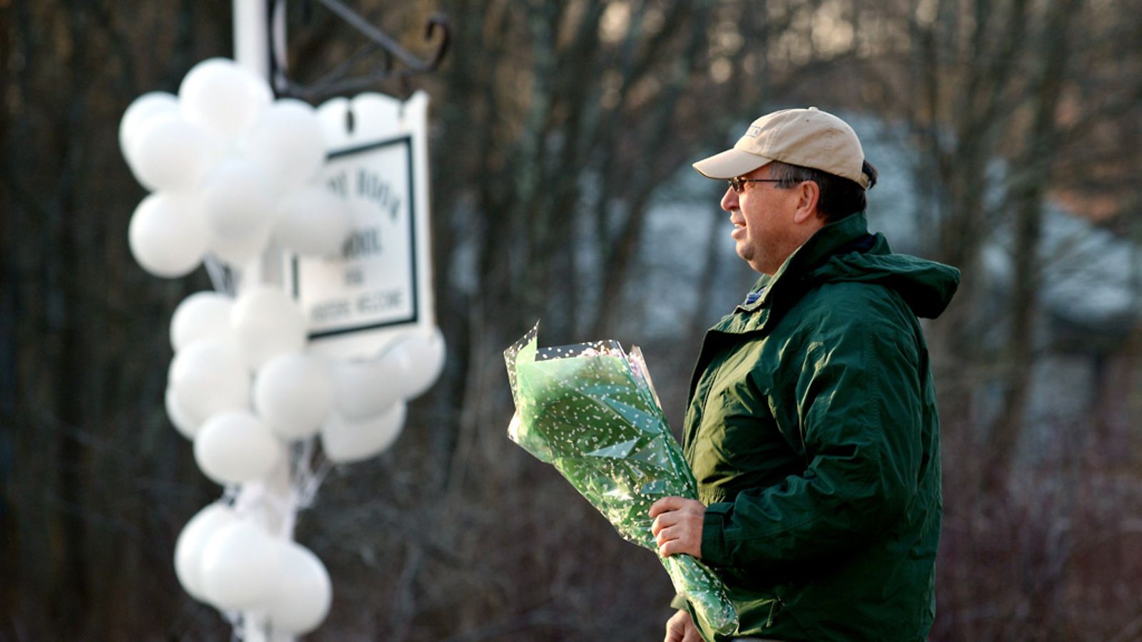 Yhdysvalloissa Connecticutin kaupungissa yritetään edelleen löytää syitä eiliselle tragedialle.
