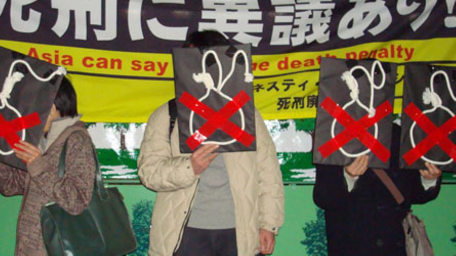 Kuolemantuomiota vastustavat osoittivat mieltään tammikuussa 2009 Japanissa. (kuva: EPA)