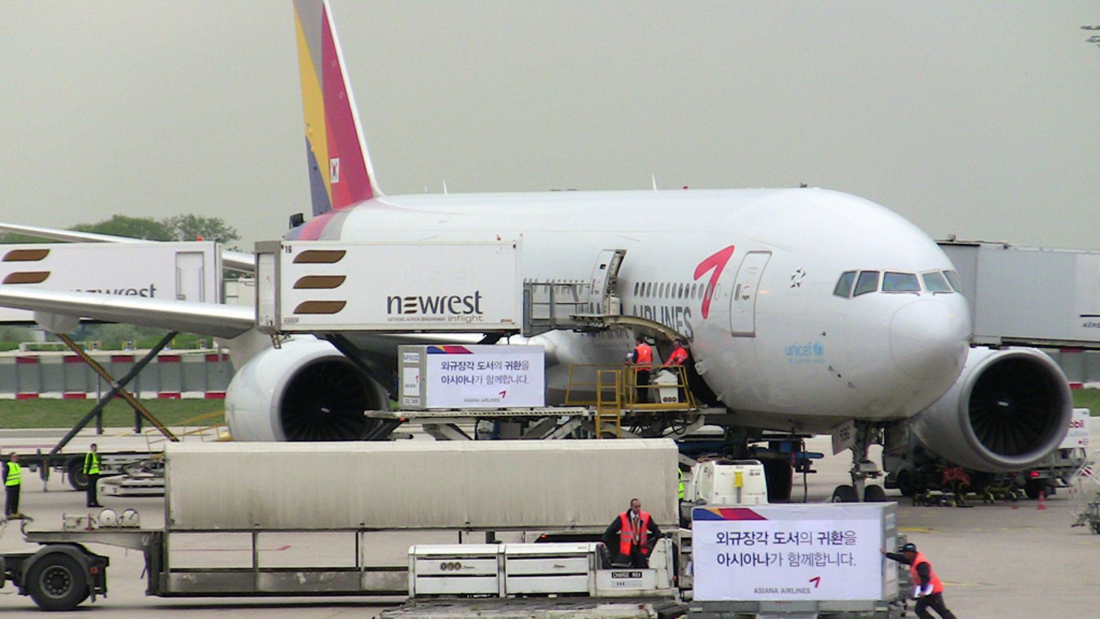 Asiana Airlinesin kone Pariisin Charles de Gaullen lentokentällä huhtikuuss a2011