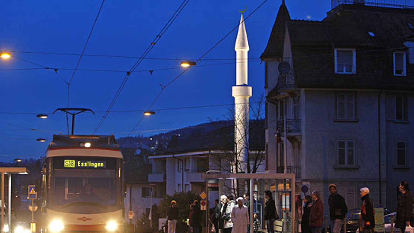 Valaistu Mahmud-moskeija Zürichissa Sveitsissä 29.11 2009. (Kuva: EPA)