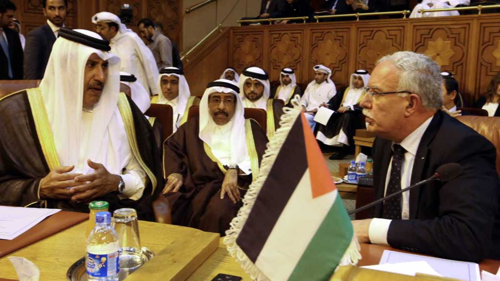 Qatarin pää- ja ulkoministeri  Sheikki Hamad Bin Jassim Bin Jabr Al-Thani (vasemmalla) ja Palestiinan ulkoministeri Reyad Almalki (oikealla) etsivät ulospääsyä Gazan kriisistä.