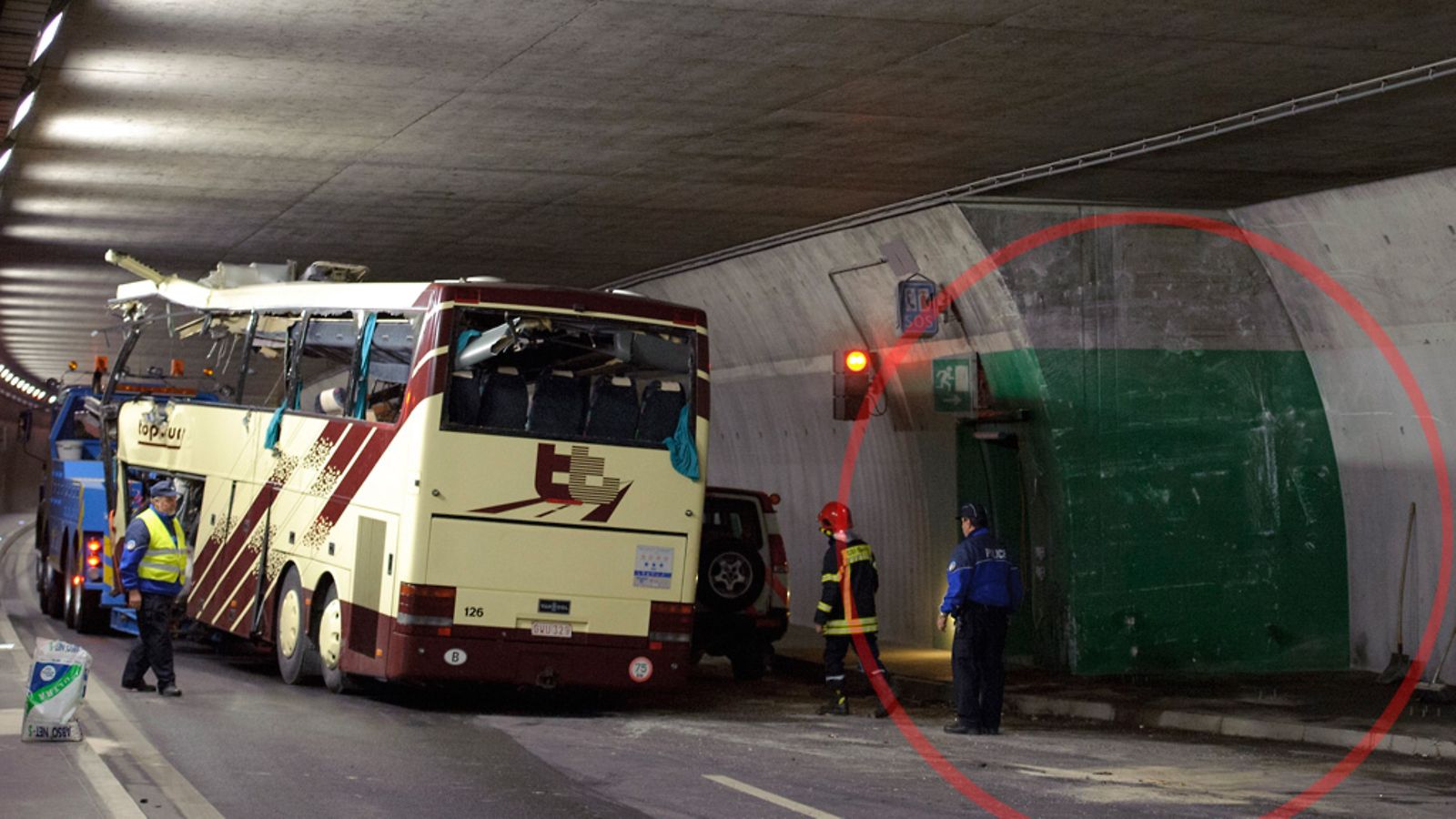 Turmabussi törmäsi tunnelin hätäuloskäynnin seinään.