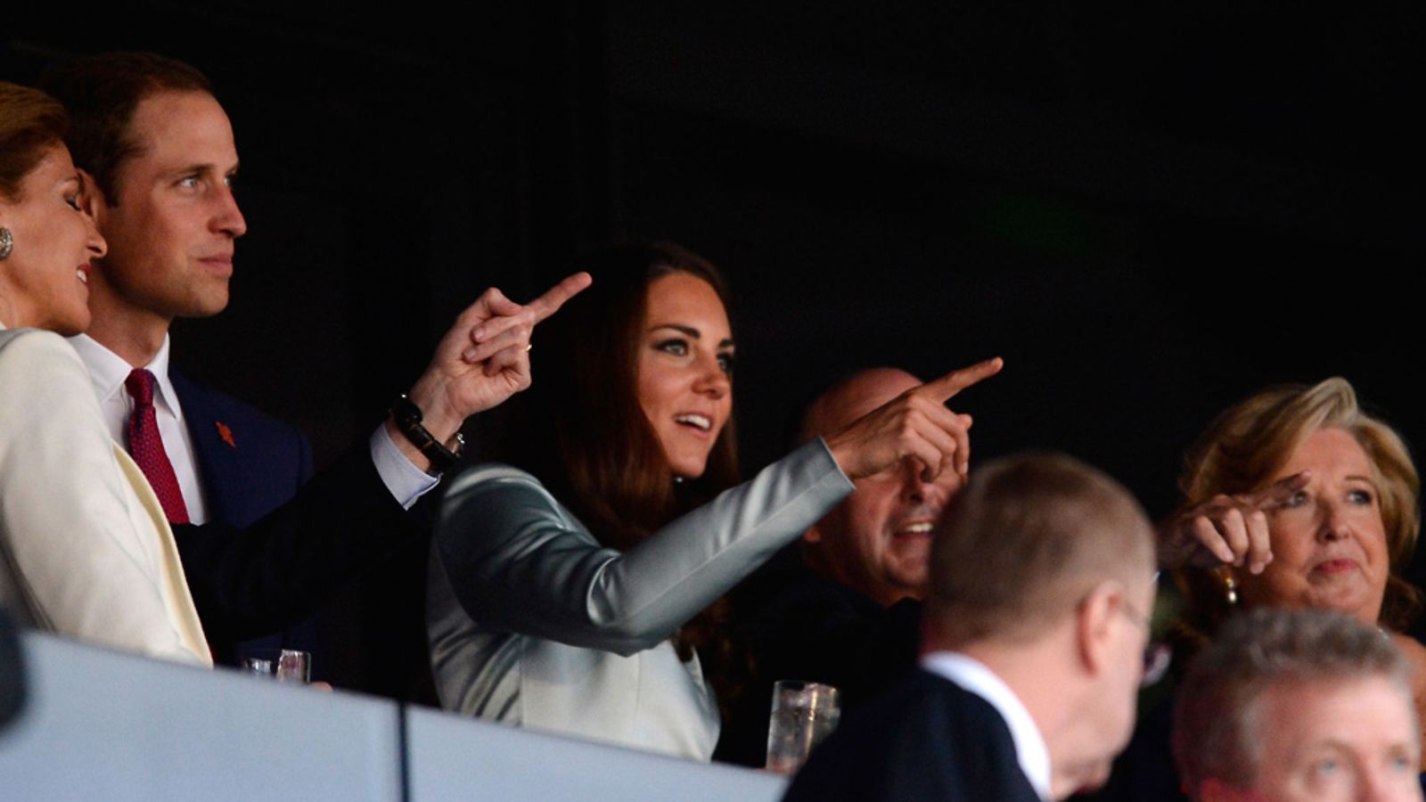 Yleisön joukossa on runsaasti myös julkisuuden henkilöitä, kuten myös brittikuninkaallisia. Kuvassa prinssi William sekä herttuatar Catherine.